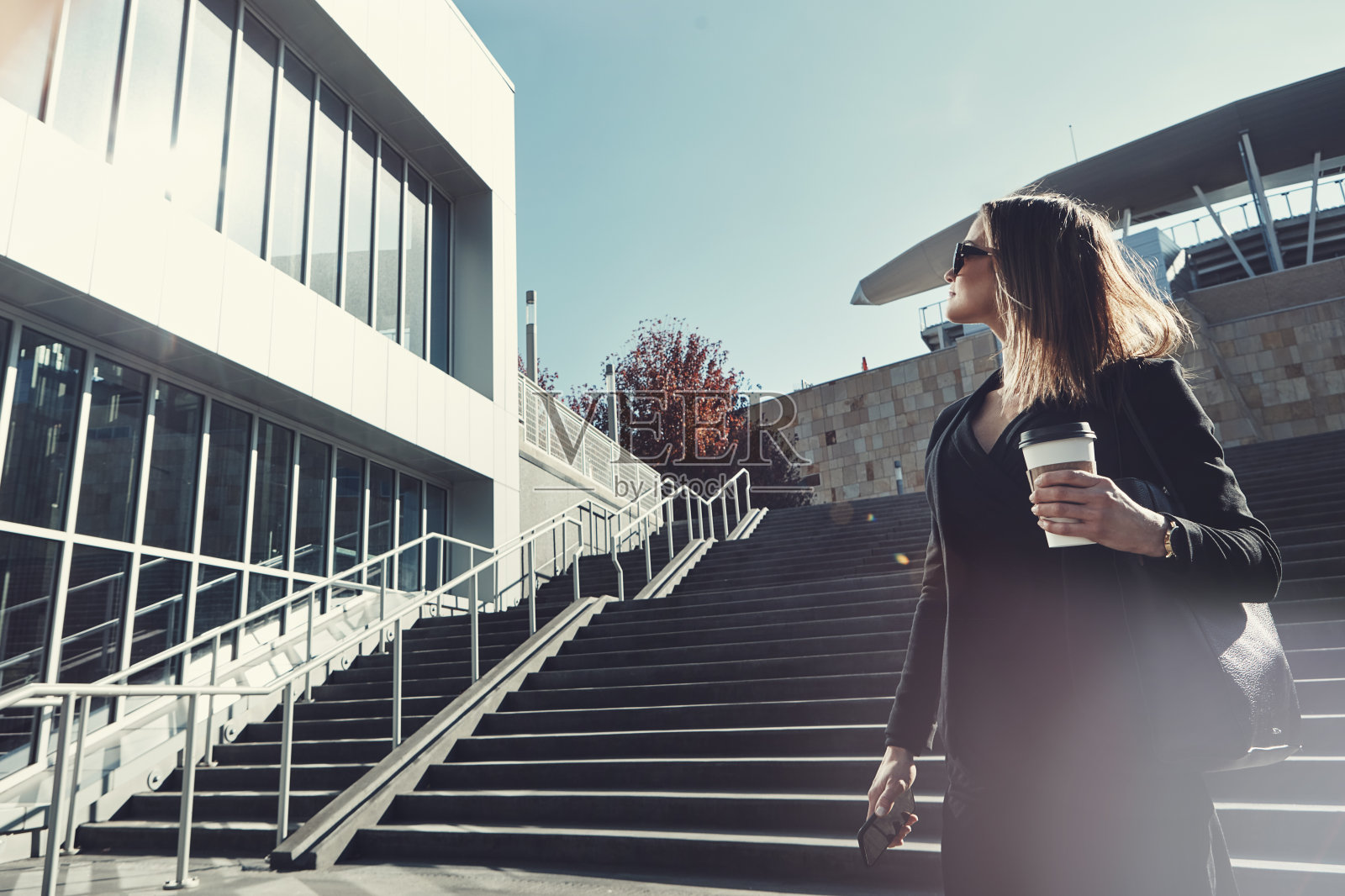 她要把商业世界变成她的照片摄影图片