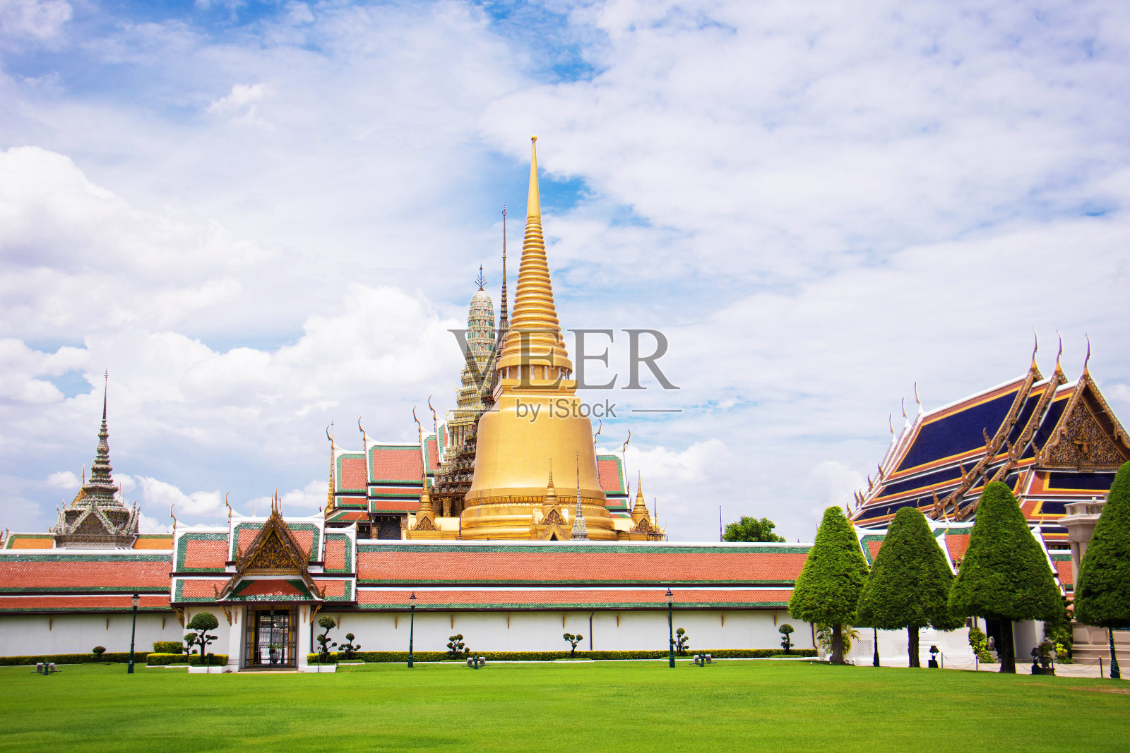 当天在泰国曼谷大皇宫，在游客入场前可以观赏到清澈的蓝天。照片摄影图片