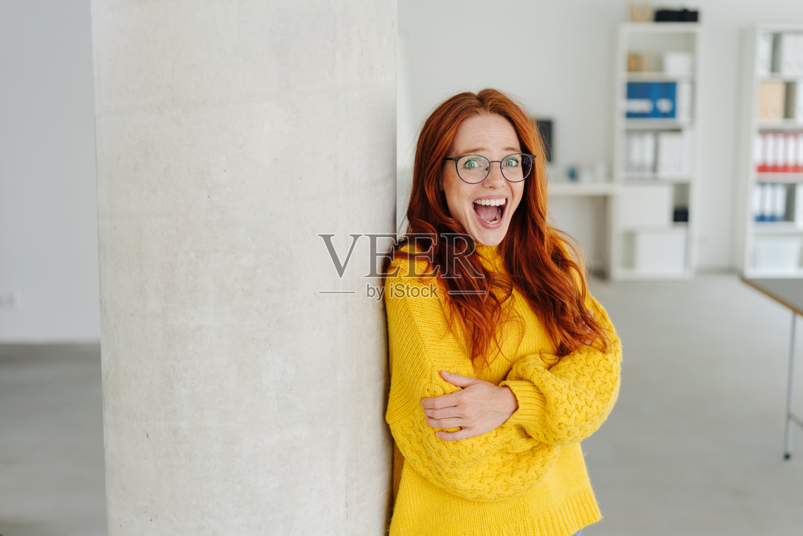 年轻女子对着镜头笑照片摄影图片