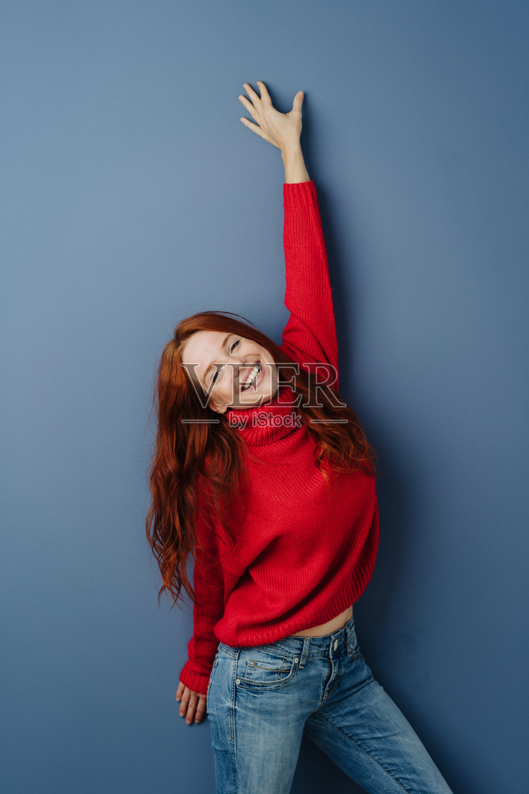 无忧无虑快乐顽皮的年轻女子照片摄影图片