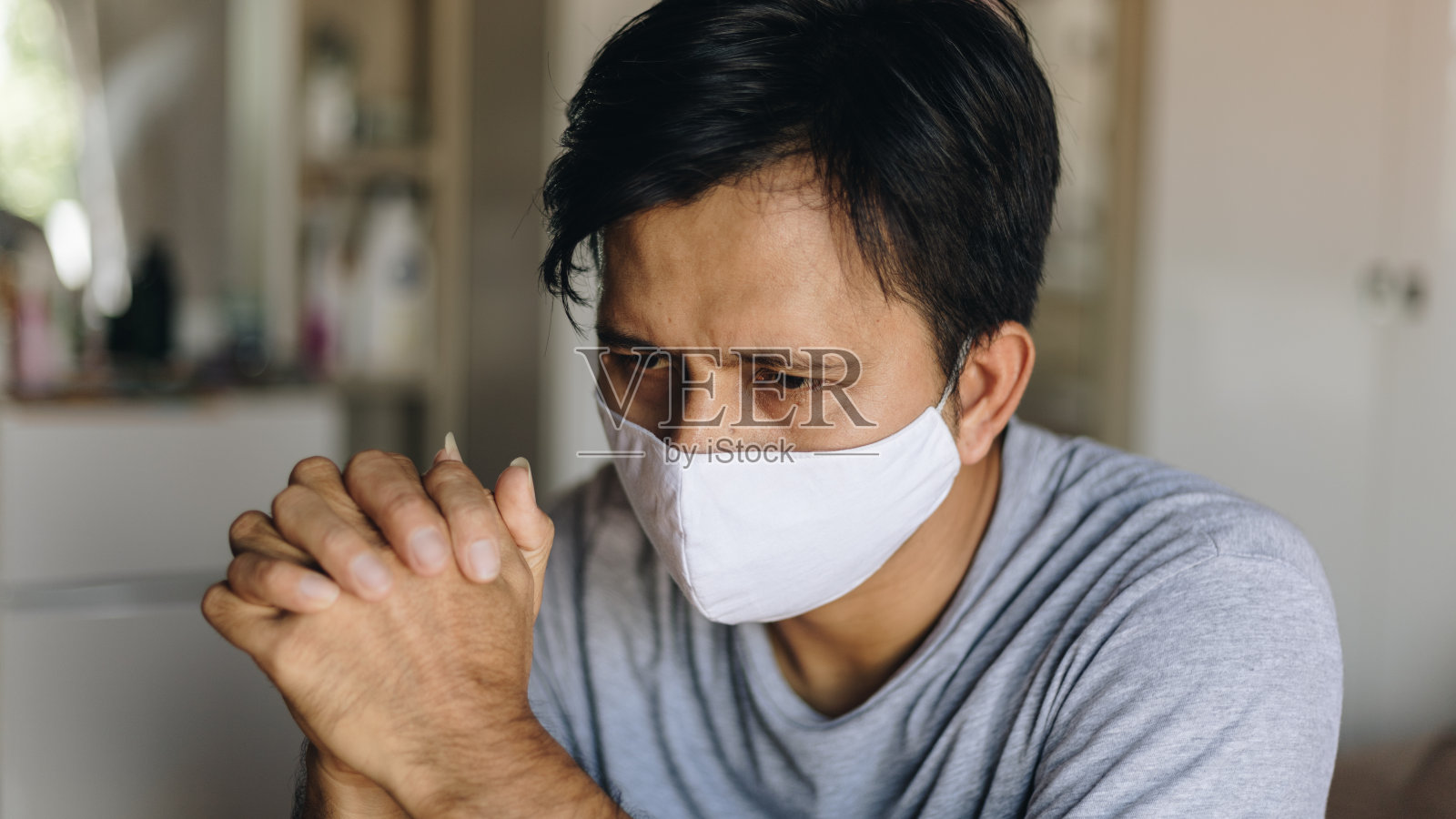 年轻的亚洲男子在家里的床上头痛，流感症状，保健和药物照片摄影图片