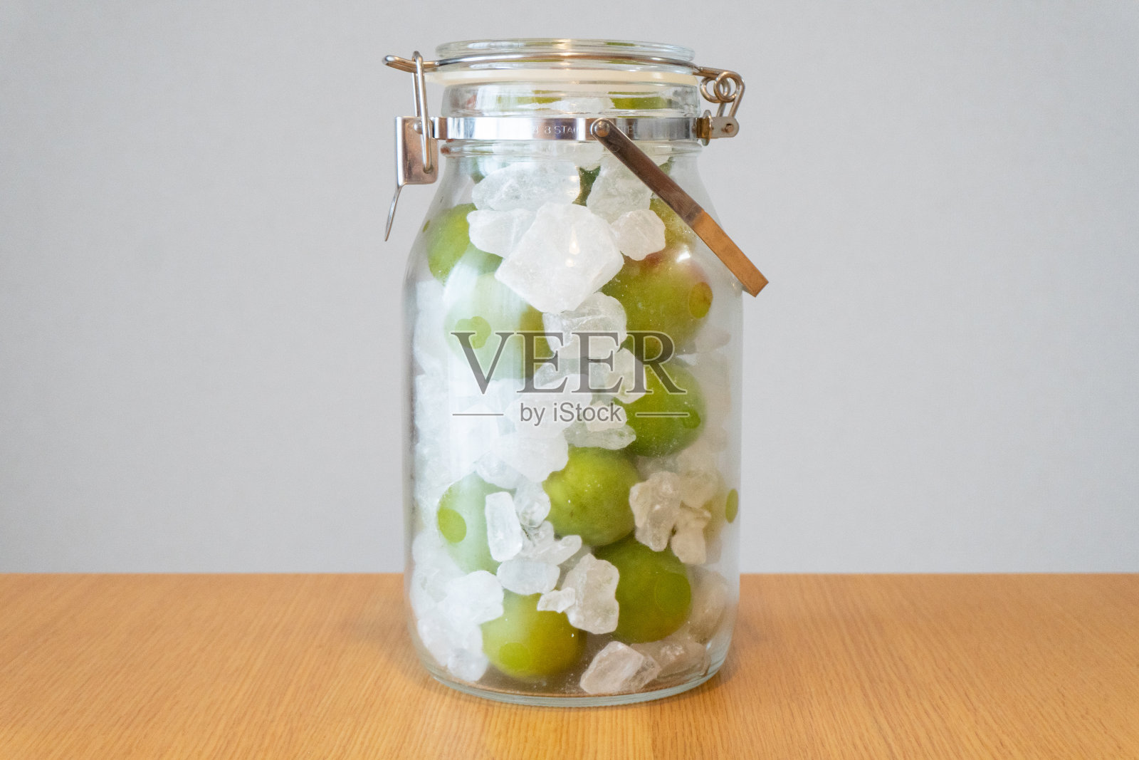 制作梅子糖浆(第一天)照片摄影图片