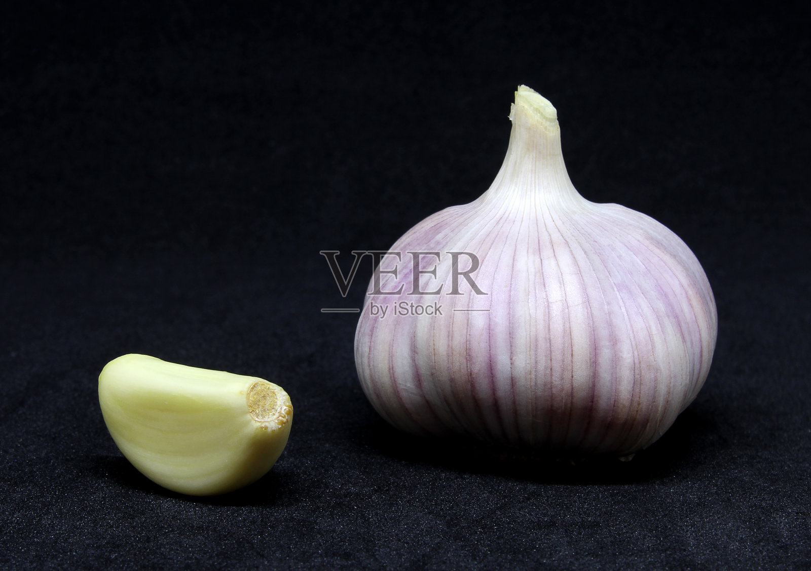 大蒜和蒜瓣孤立在黑色背景照片摄影图片