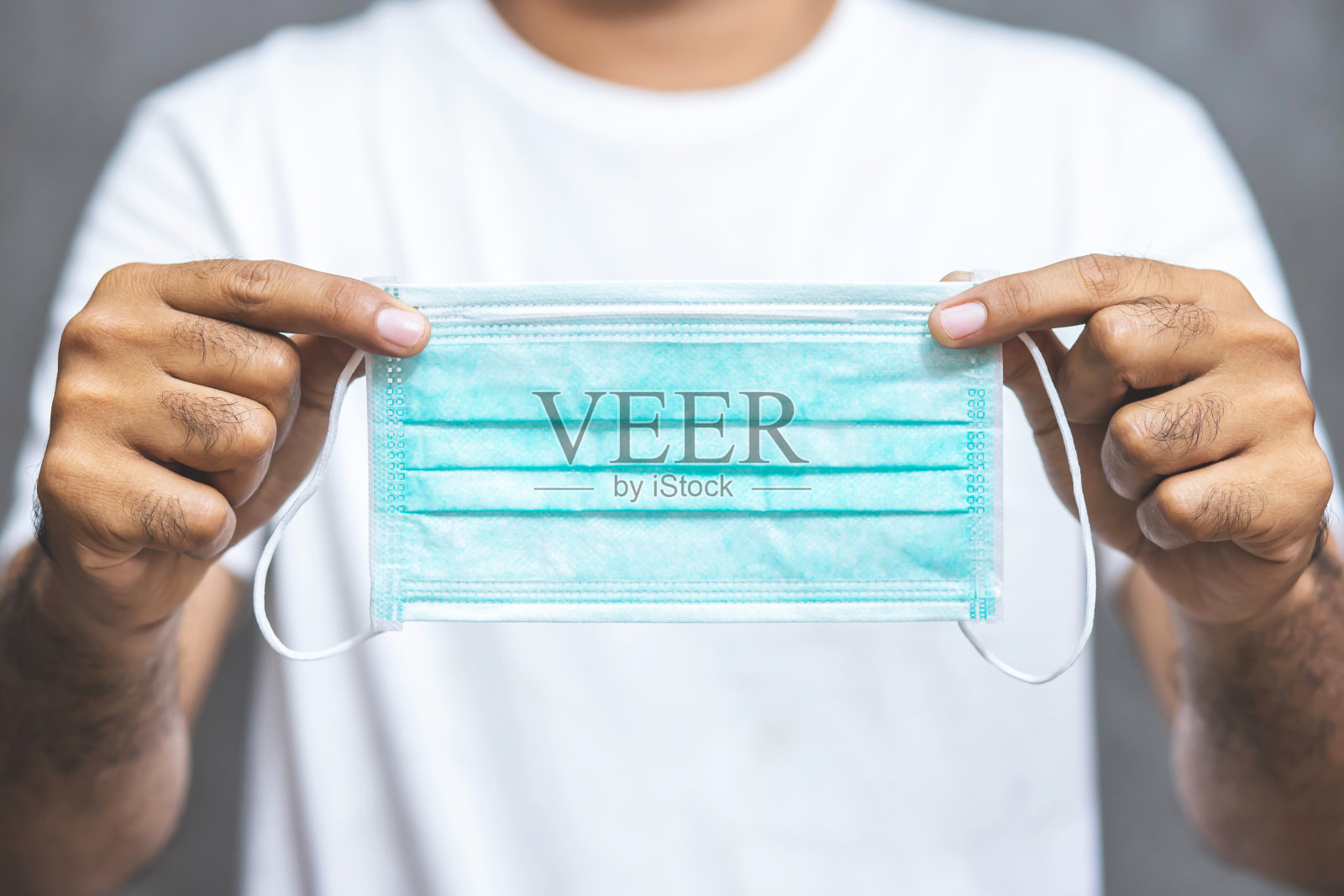 人们戴着口罩来抵御冠状病毒照片摄影图片