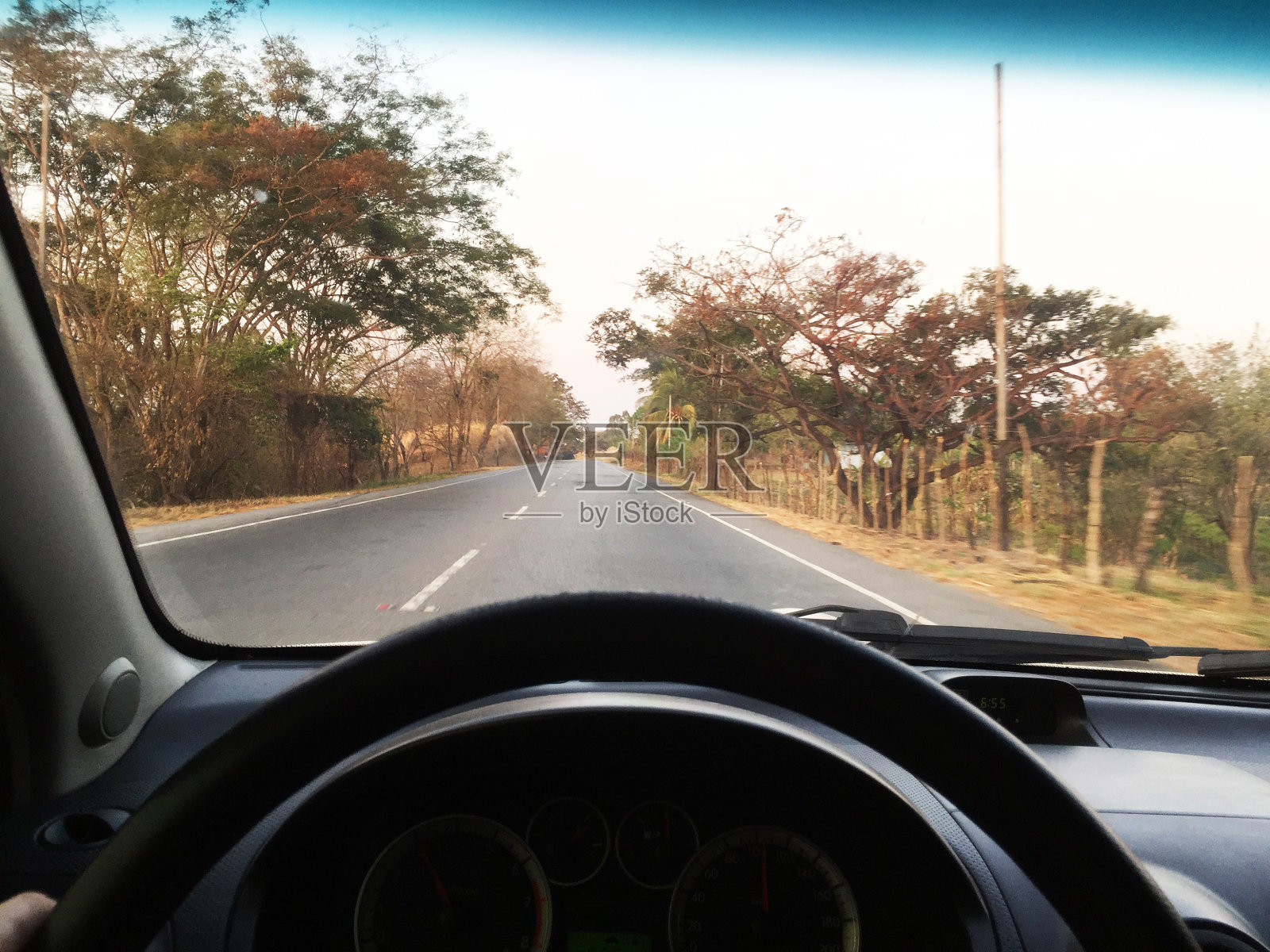 开车，驶入空荡荡的街道照片摄影图片