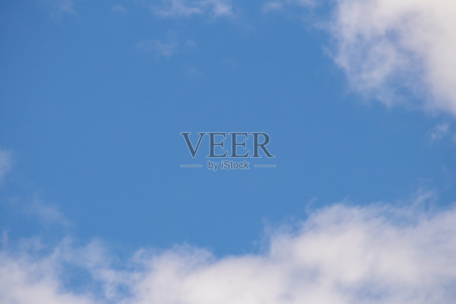 暗蓝色天空下的云朵照片摄影图片