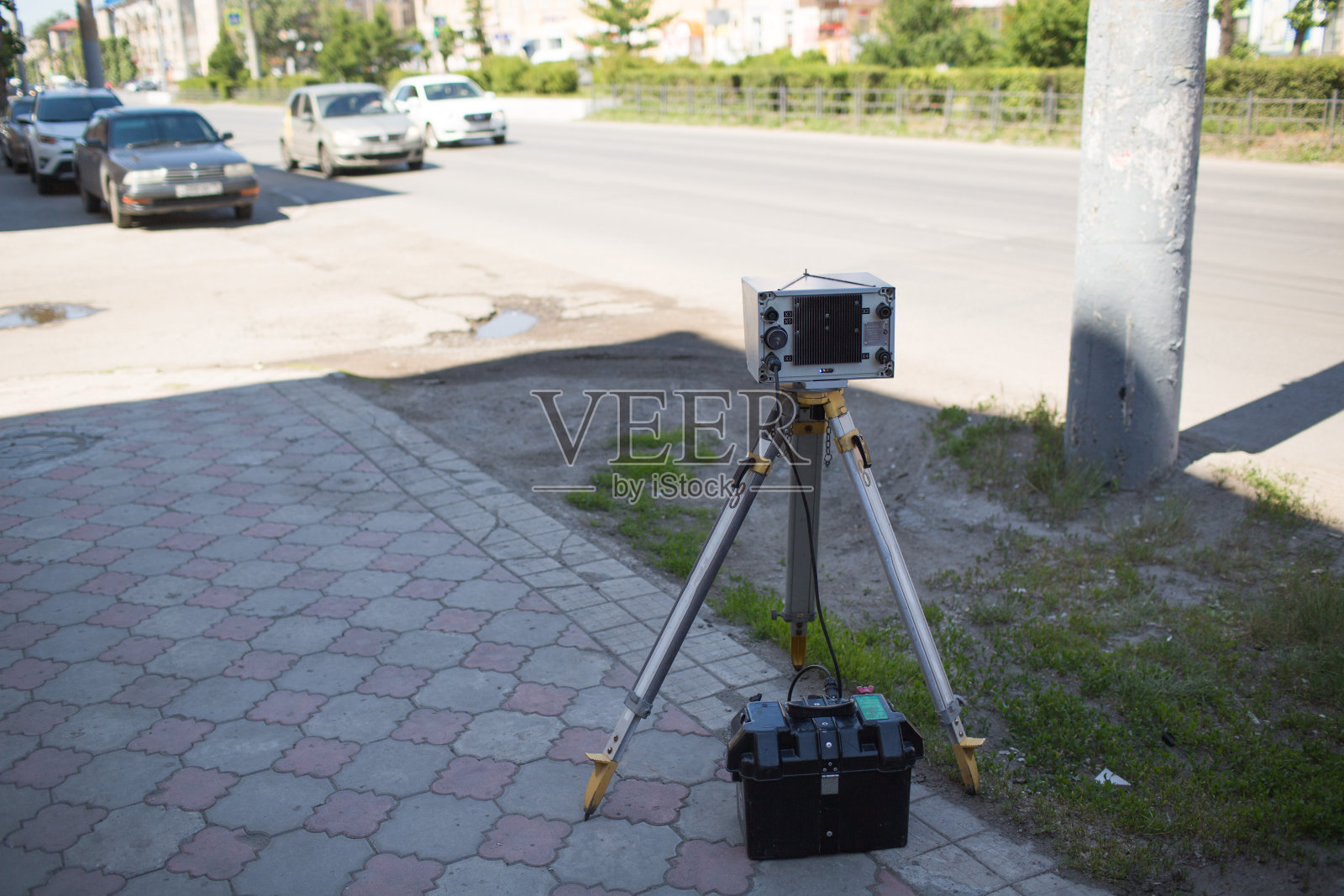 路边车速表和车辆照片摄影图片