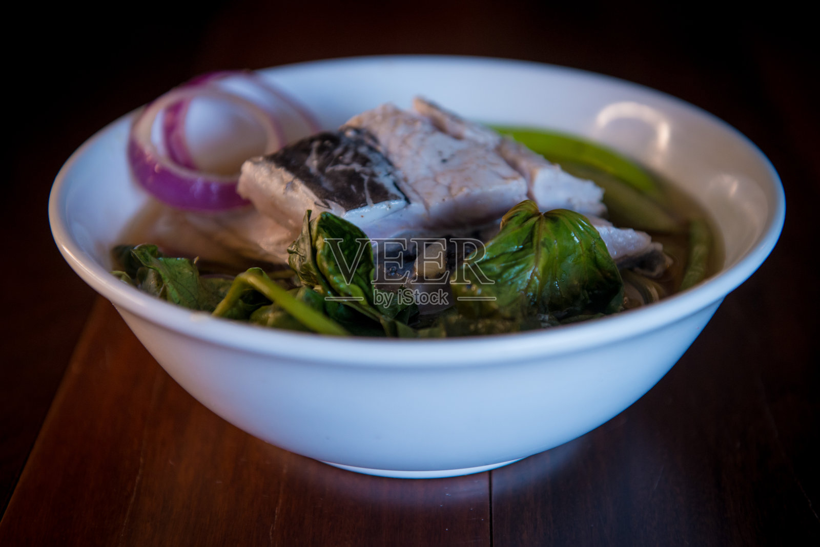 鱼汤碗盘照片摄影图片