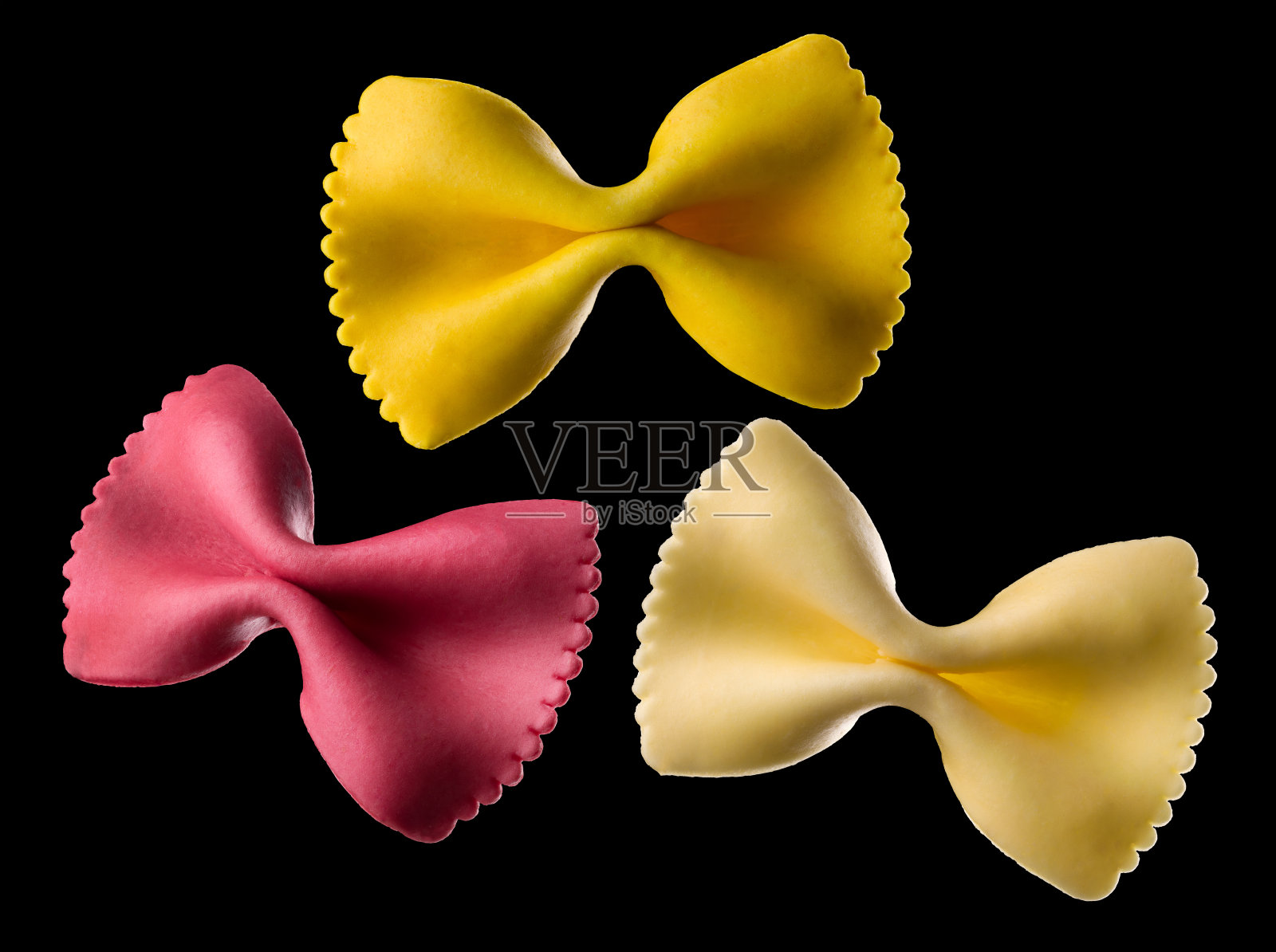 一套彩色的farfall意大利面孤立在黑色的背景照片摄影图片