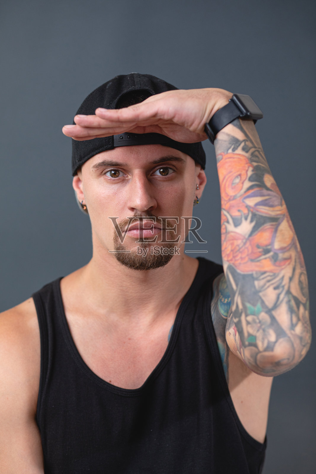 前黑帮成员，展望美好未来照片摄影图片