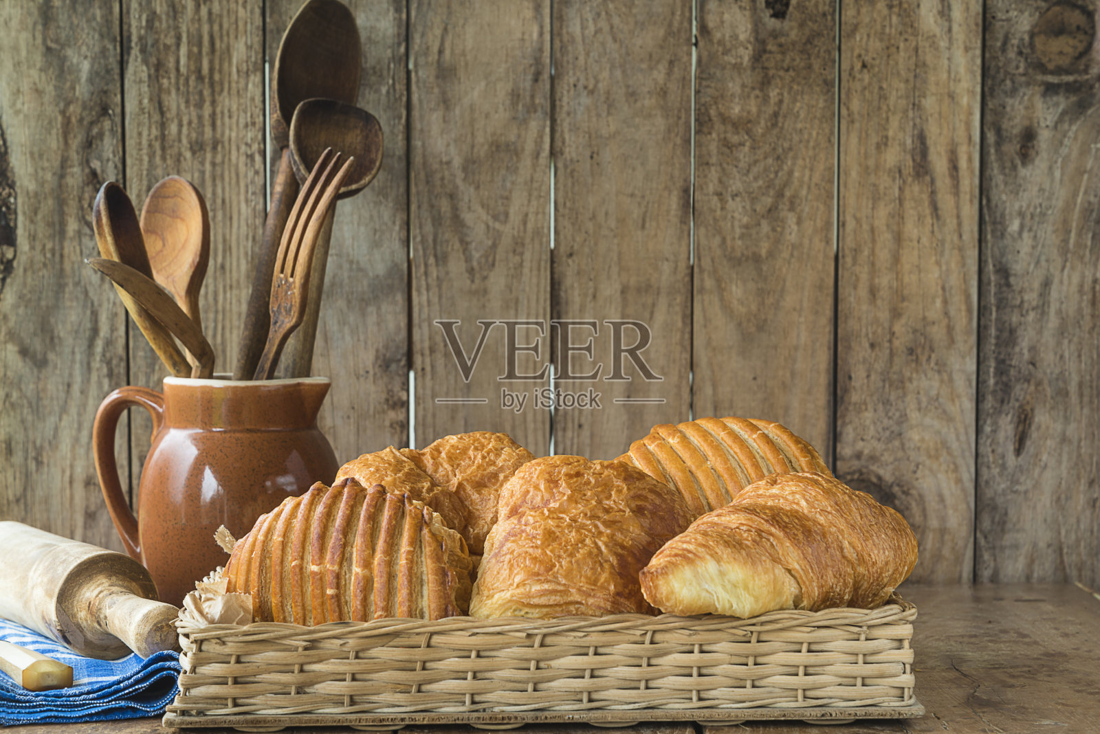 复古风格的早餐概念。照片摄影图片