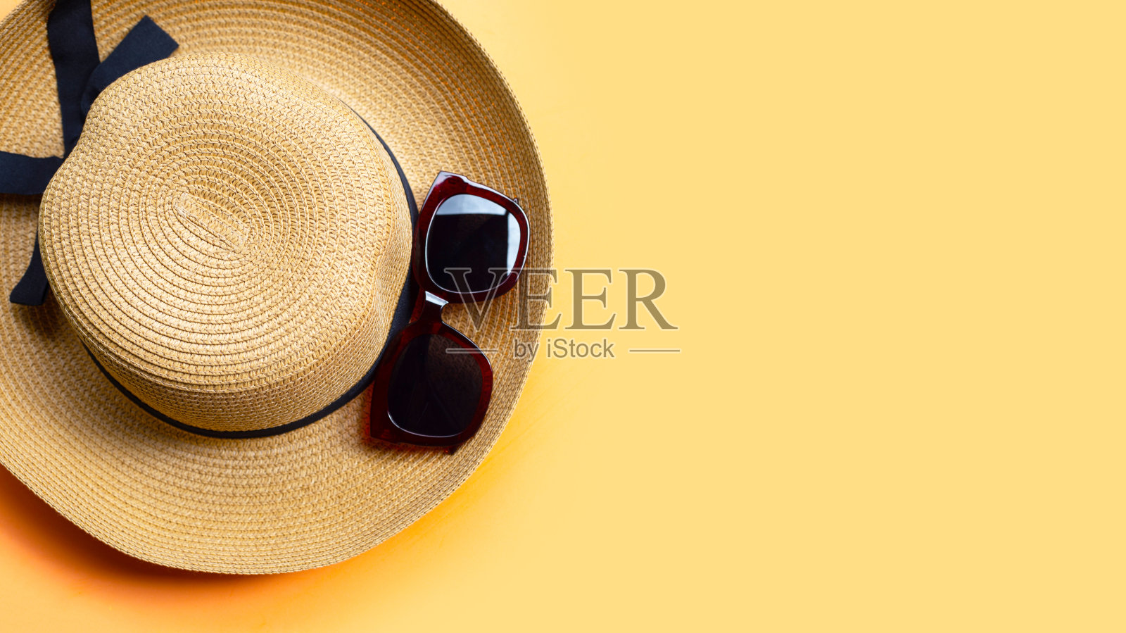 橙色背景的夏日帽子太阳镜。享受假期的概念。照片摄影图片