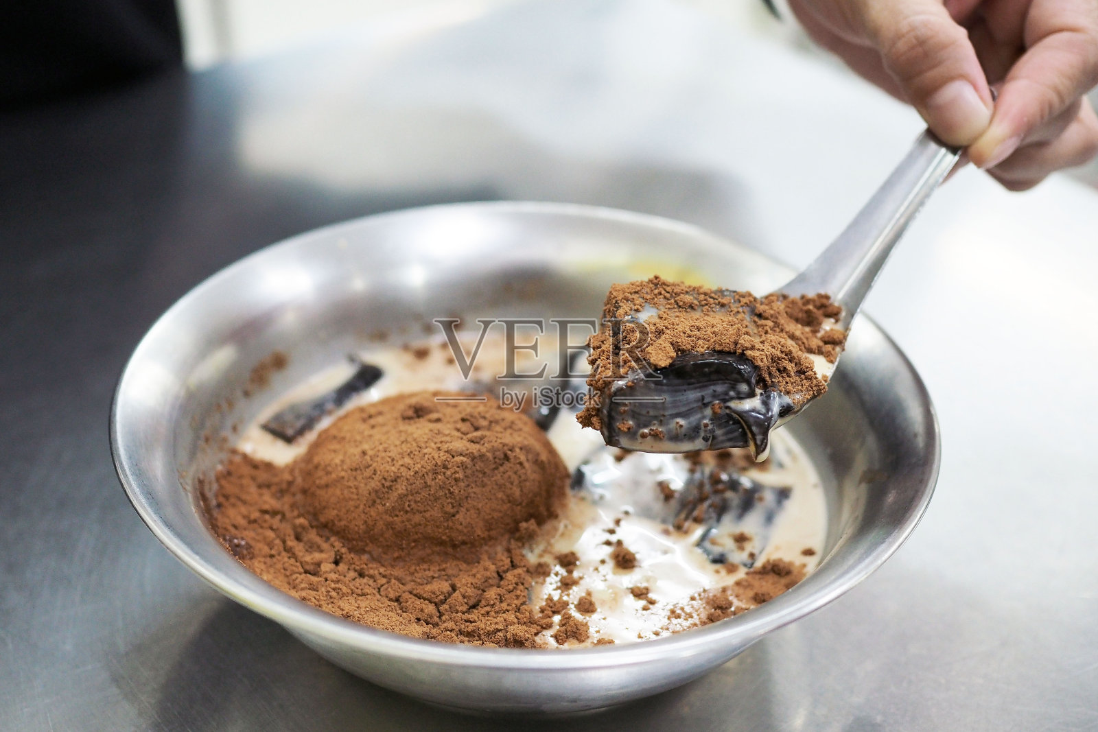 一碗美味的刨冰，加上鲜奶草果冻和可可粉。照片摄影图片