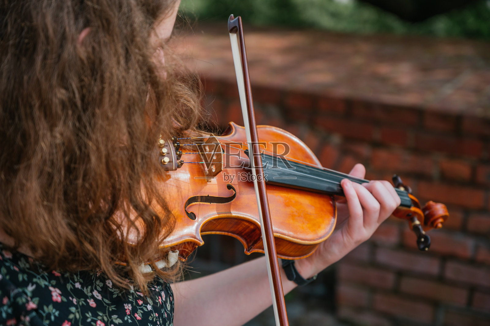 在户外拉小提琴的年轻女子照片摄影图片