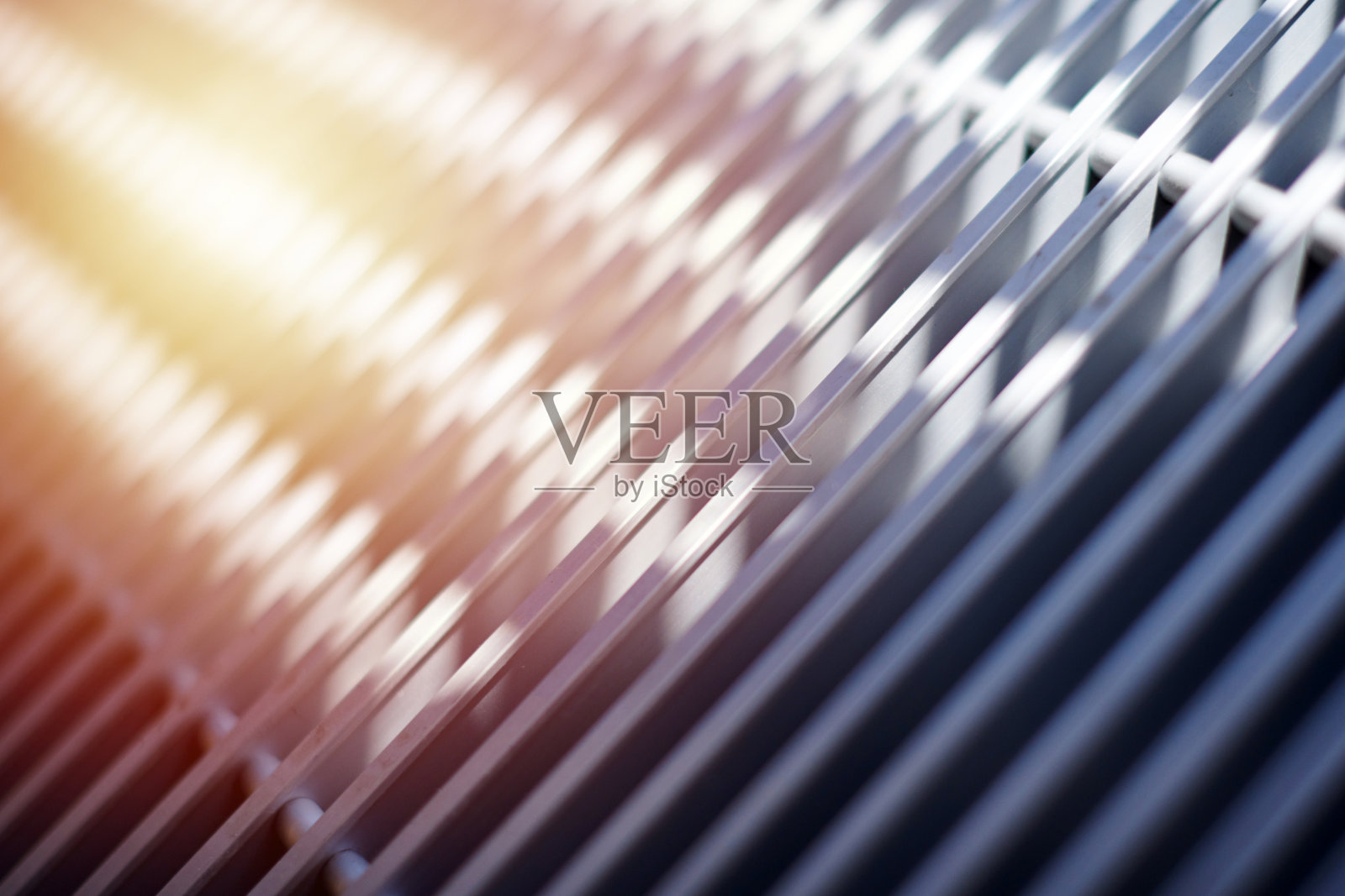 办公室暖气片的格栅，靠近。白色的热交换器。散热器铁铝晶格。照片摄影图片