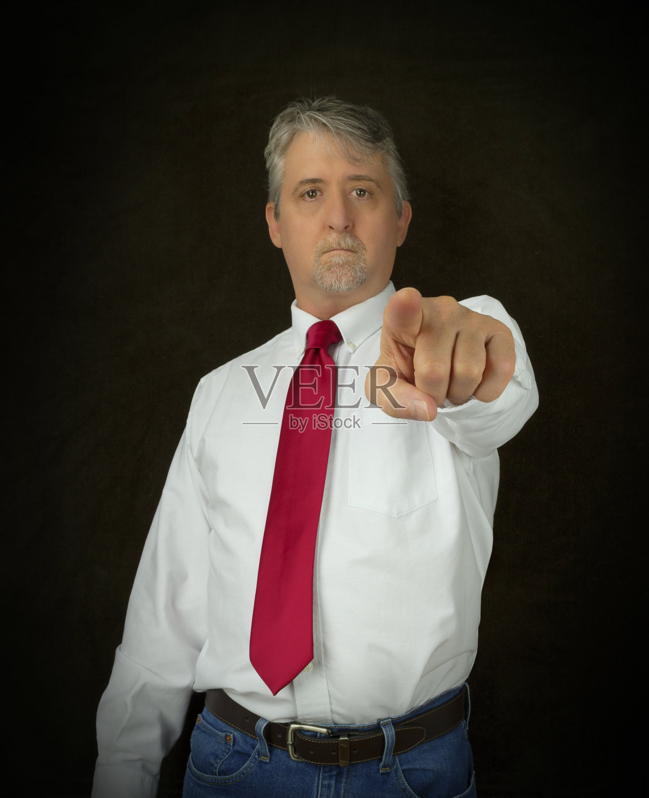 指责游戏让一个男人指着你好像在说这是你的错而不是他的照片摄影图片