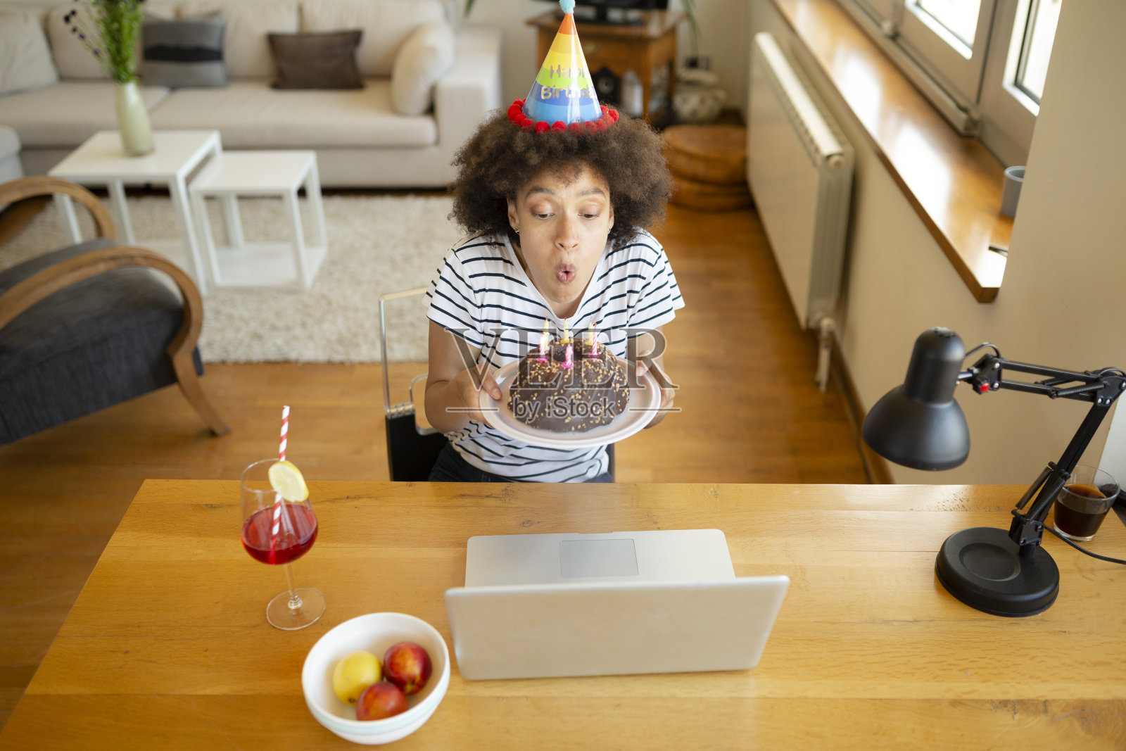 一个美丽的年轻非洲裔美国妇女有一个生日的高角度视图照片摄影图片