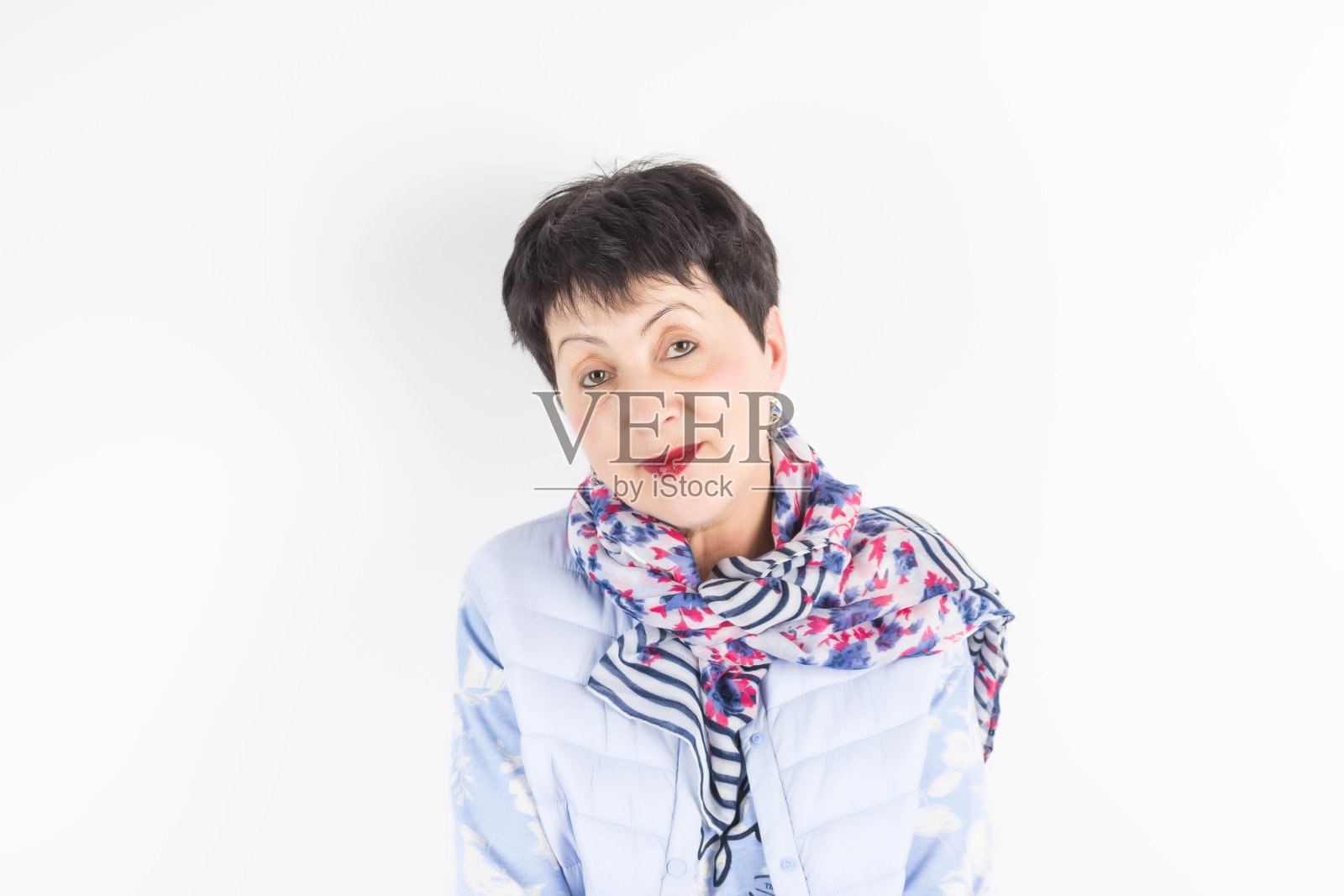 一个高高兴兴的老妇人的肖像站在背景上照片摄影图片