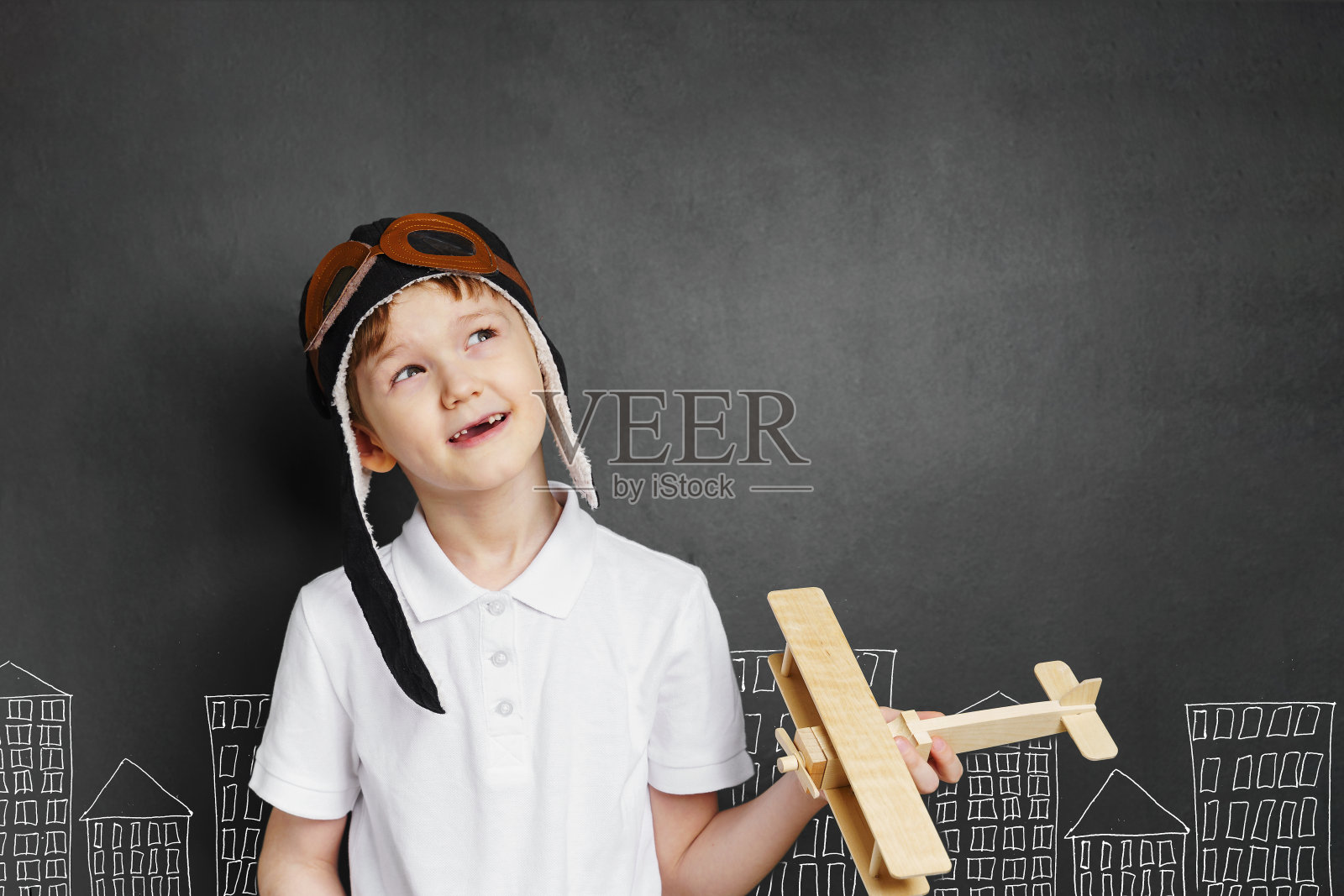 可爱的孩子和木制飞机照片摄影图片