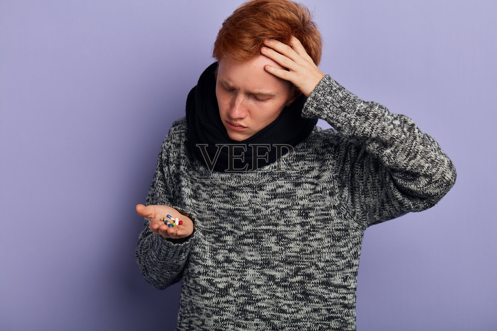 手里拿着药的年轻人选择更好的药照片摄影图片