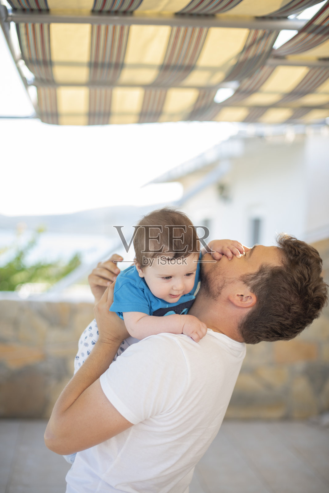 花时间陪孩子的单身爸爸照片摄影图片