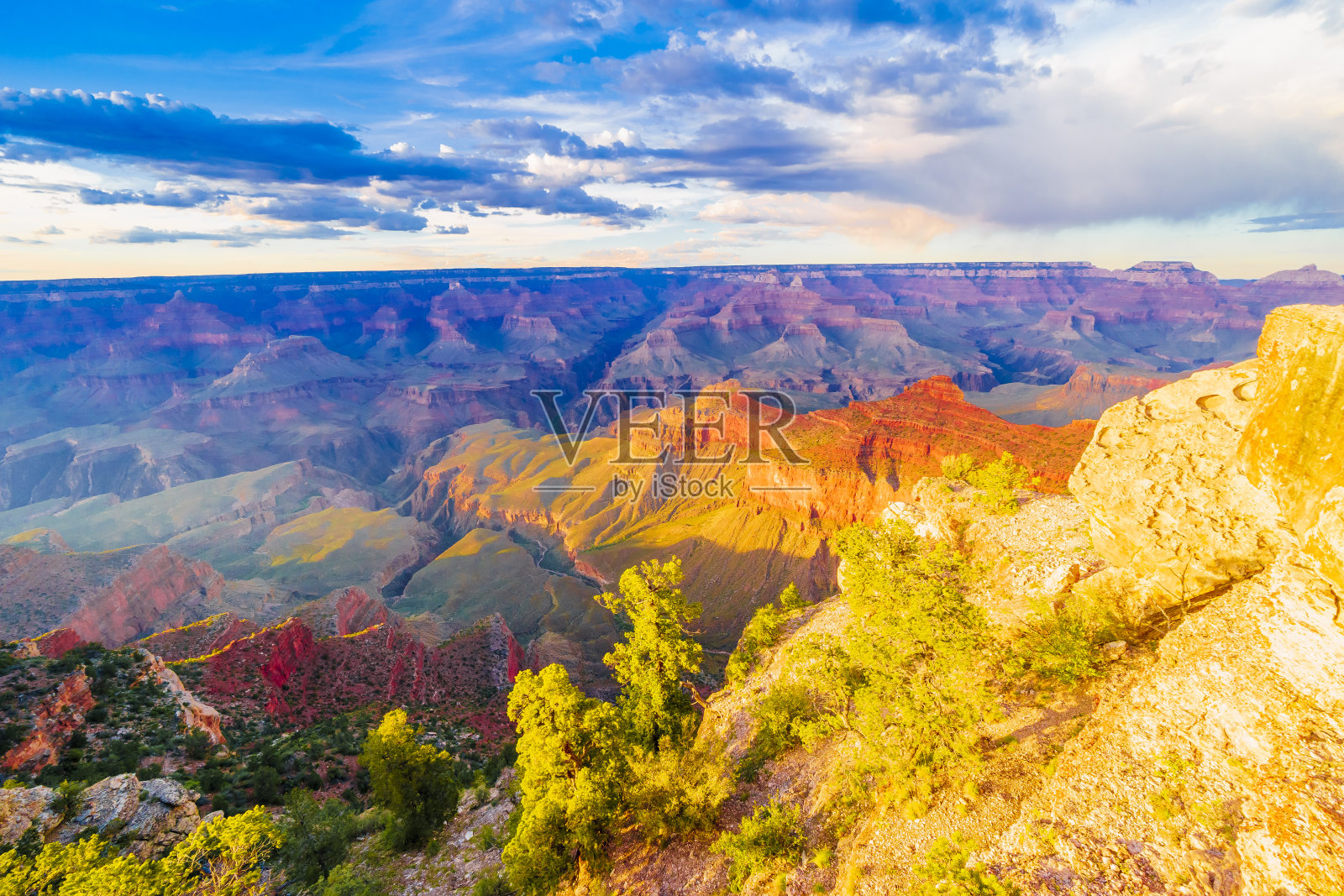 在大峡谷国家公园从南边缘部分，亚利桑那州，美国，在一个晴朗多云的日子与蓝色的天空的大峡谷日落的全景图像照片摄影图片
