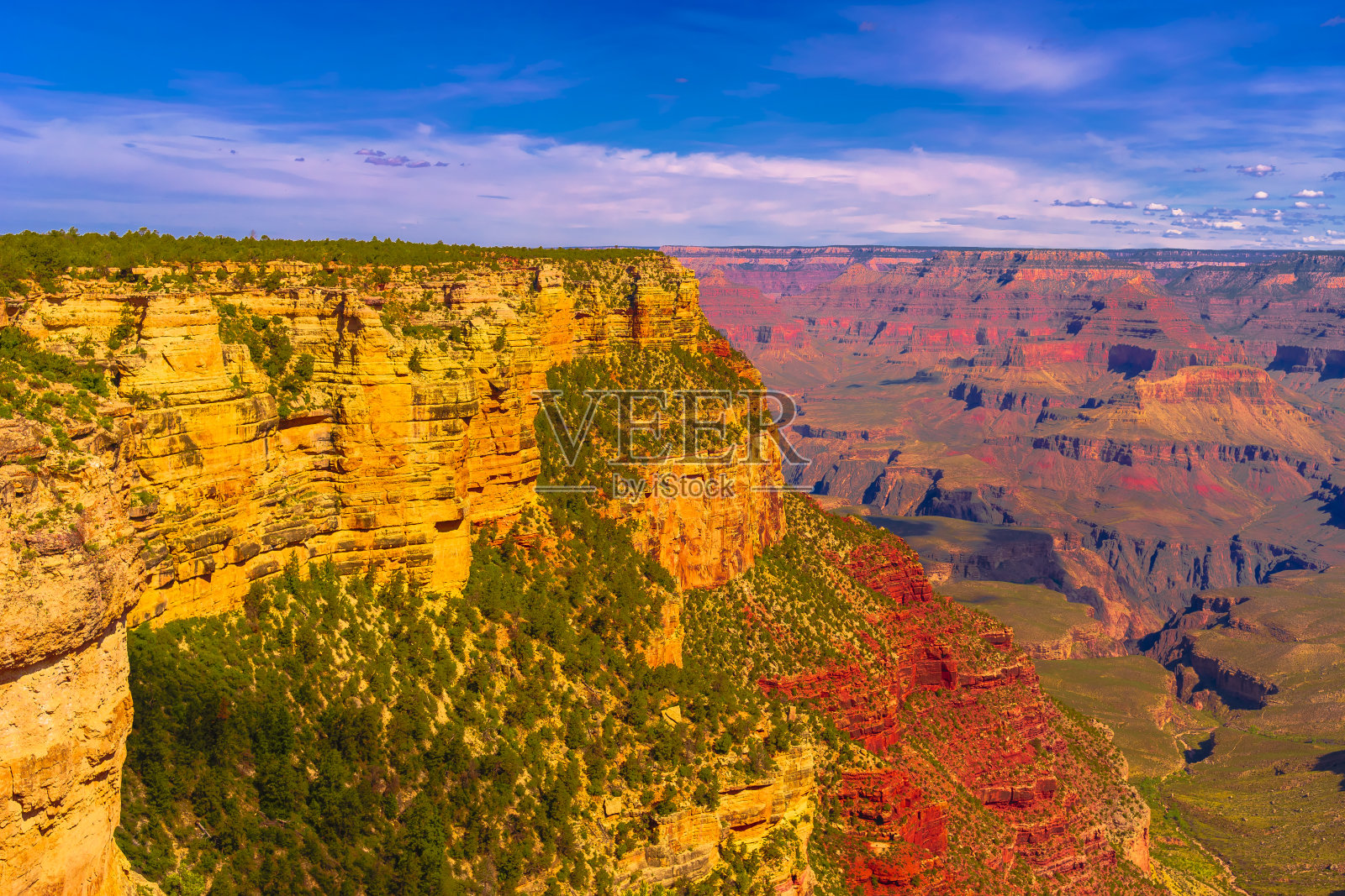 在大峡谷国家公园从南边缘部分，亚利桑那州，美国，在一个晴朗多云的日子与蓝色的天空的大峡谷日落的全景图像照片摄影图片