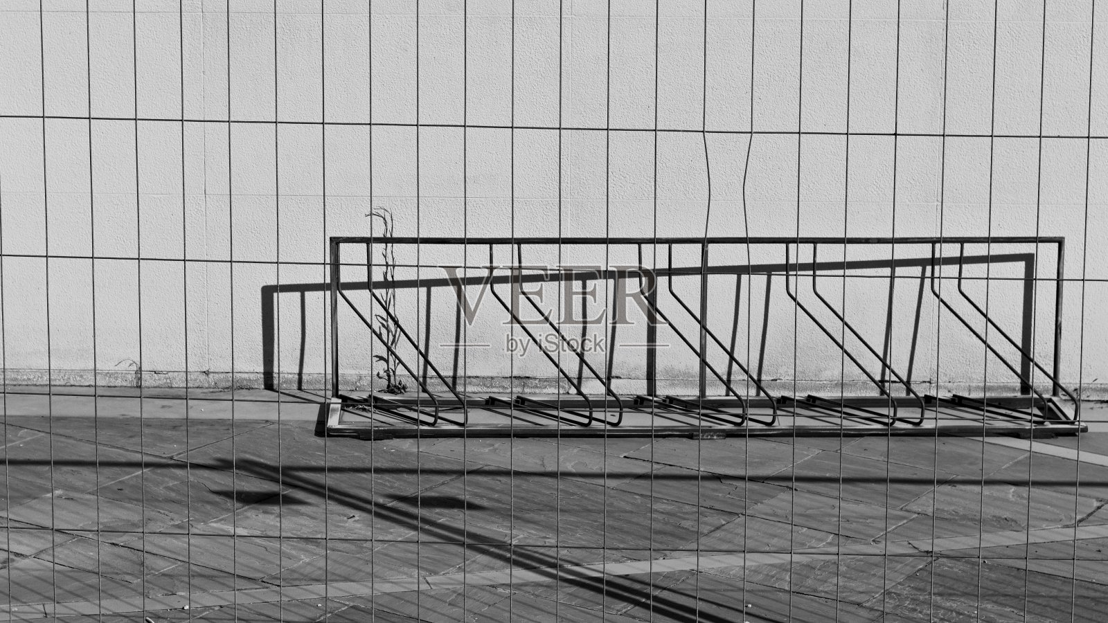 金属栅栏后生锈的自行车架(意大利，Pesaro，欧洲)照片摄影图片