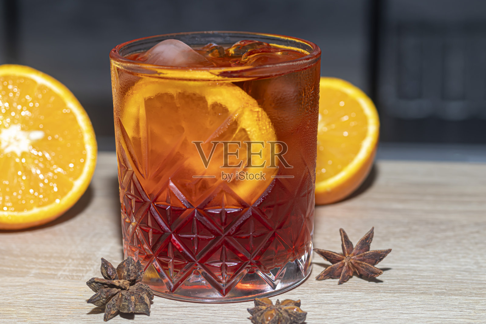 清新的夏日鸡尾酒配一片酸橙。酒精饮料。饰以薄荷、柑橘和冰块。在酒吧里。照片摄影图片