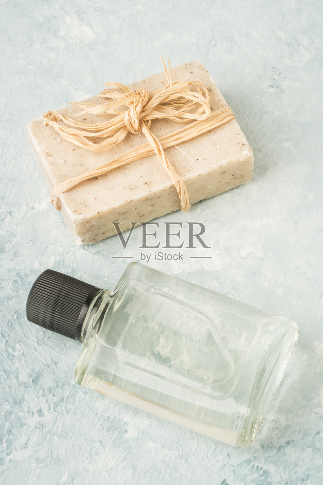 用古龙水和肥皂来防病毒照片摄影图片