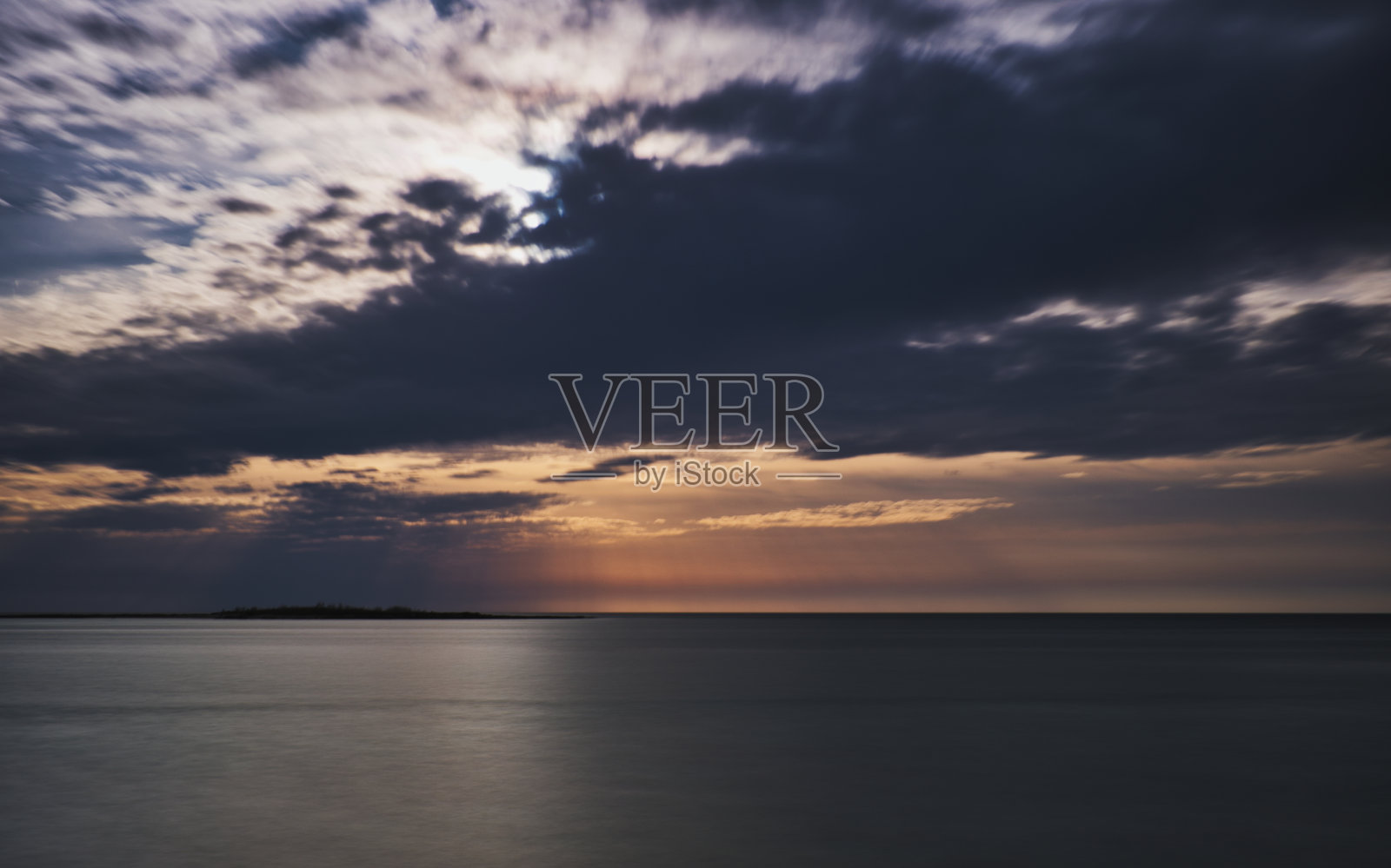 萨伦托海景岩石长时间暴露日落照片摄影图片