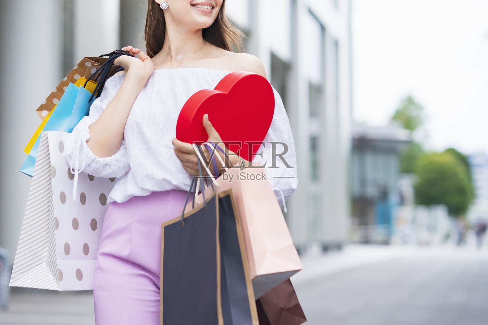一个带着许多购物袋的年轻女子照片摄影图片