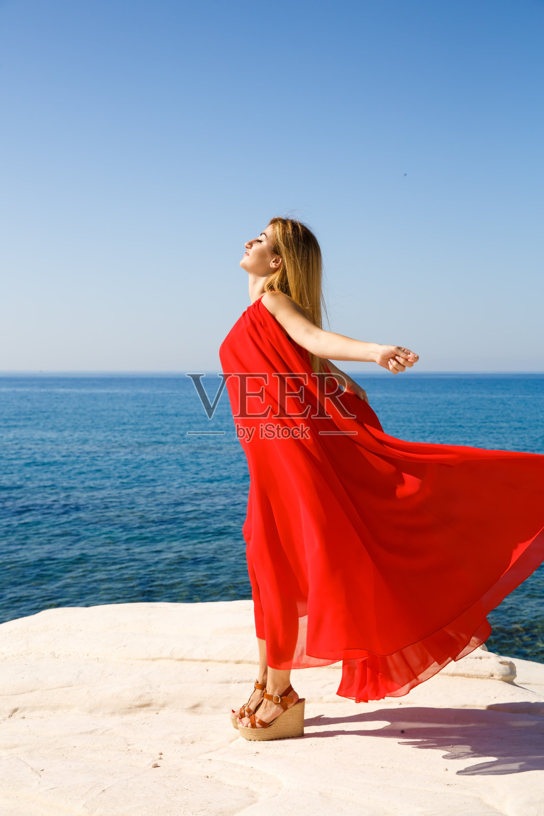 穿红裙子的漂亮金发女人照片摄影图片