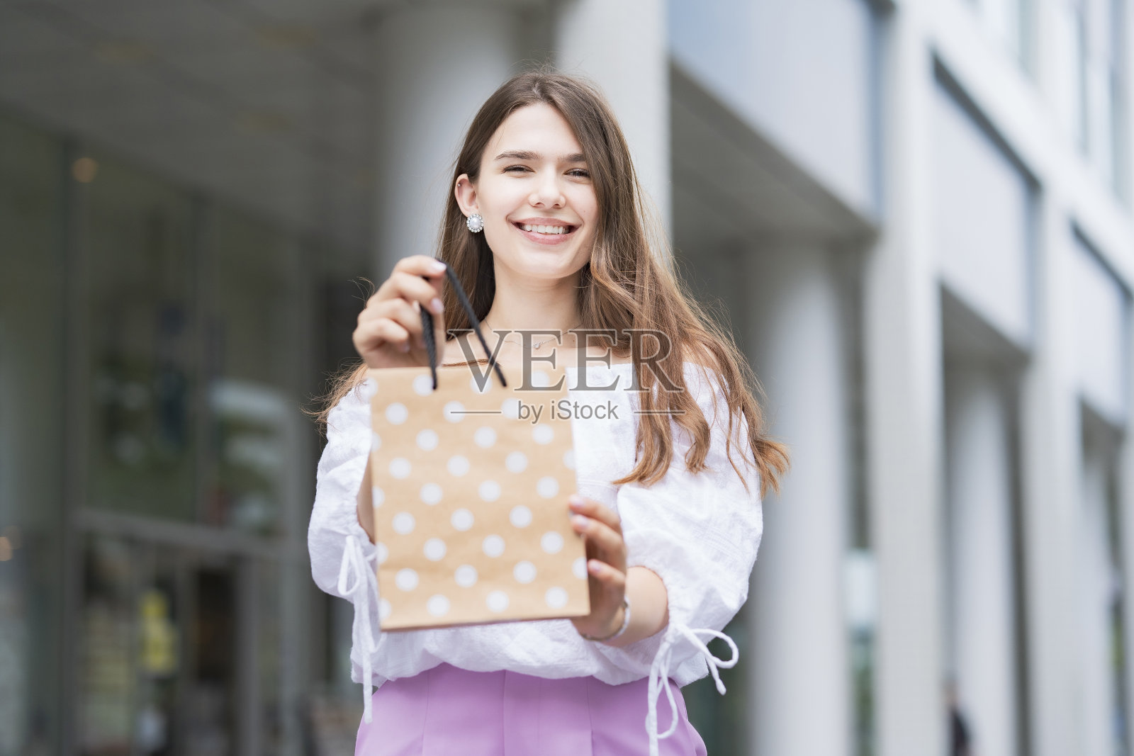 拿着纸袋的年轻女子照片摄影图片