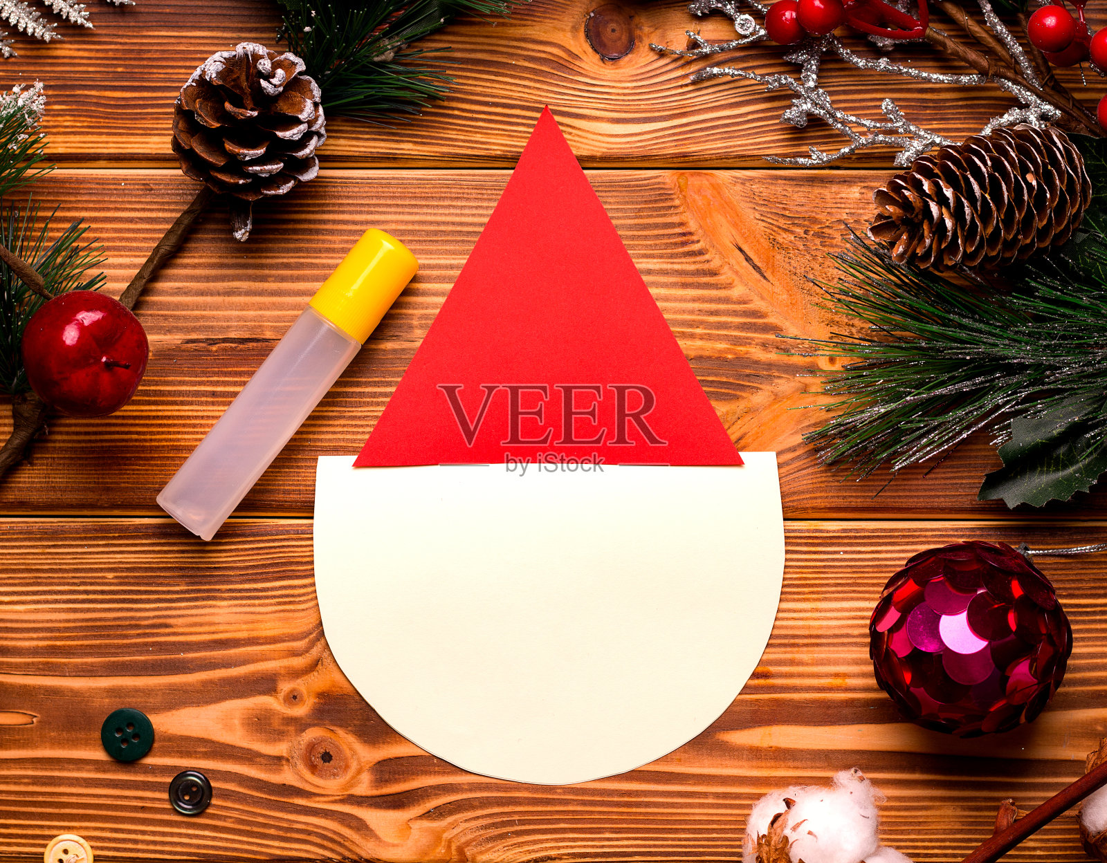 一步一步DIY圣诞贺卡。木桌上放着彩色纸和棉花。第二步照片摄影图片