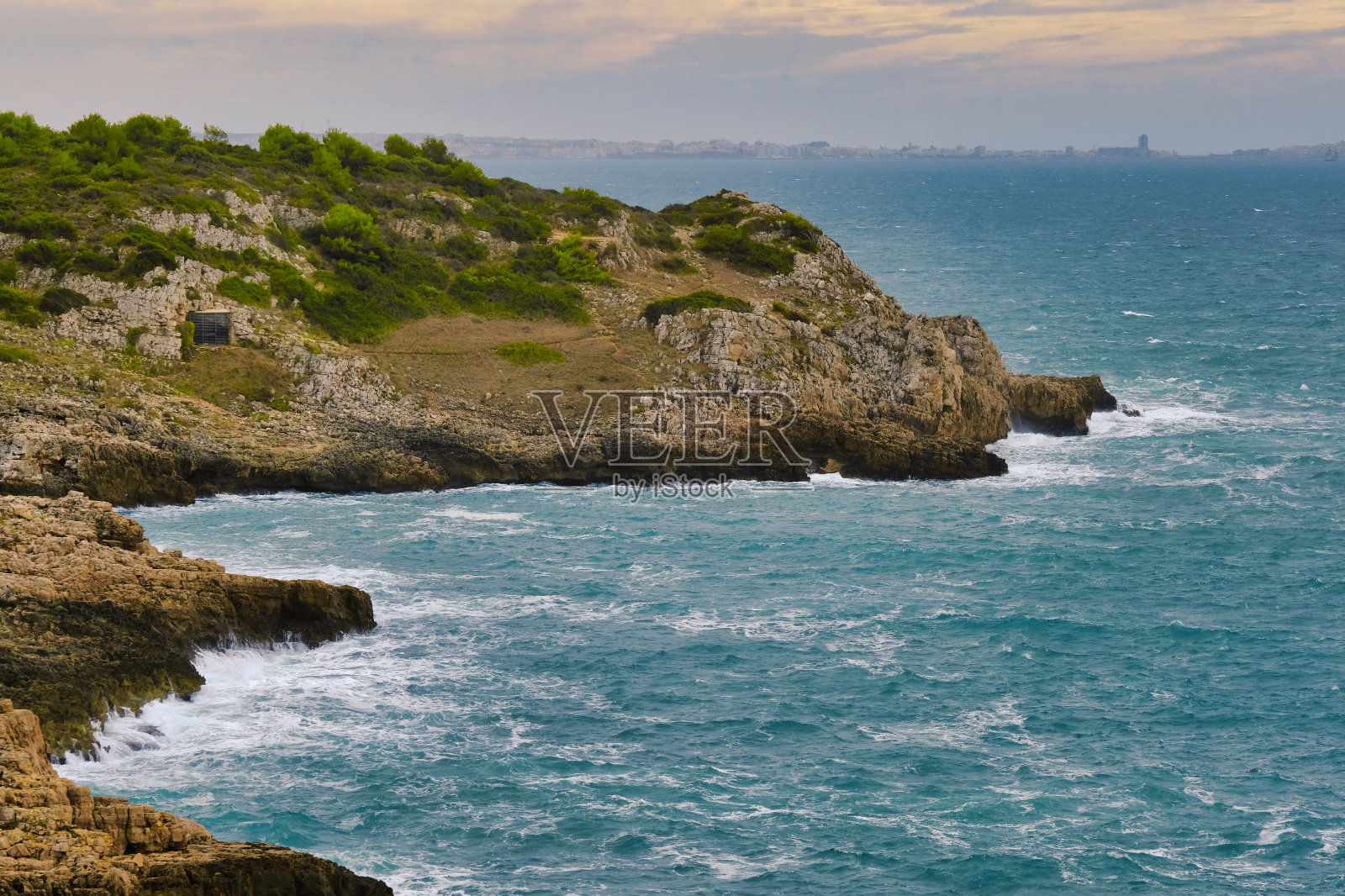 爱奥尼亚海海景景观，冬季日落，海浪，岩石，风暴照片摄影图片