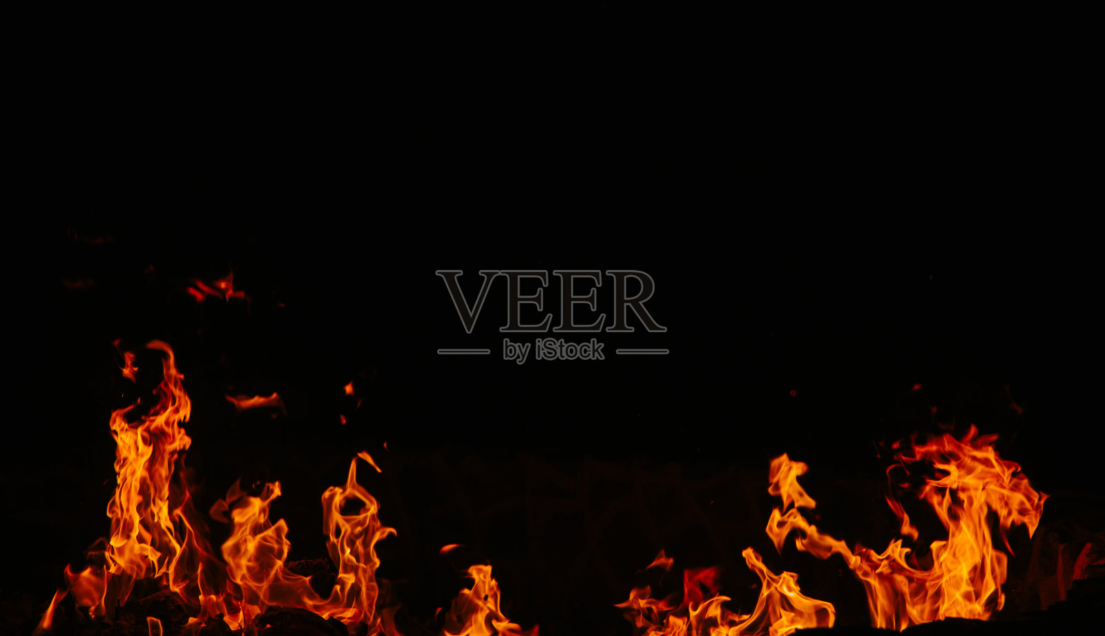 火焰孤立在黑色背景上。照片摄影图片