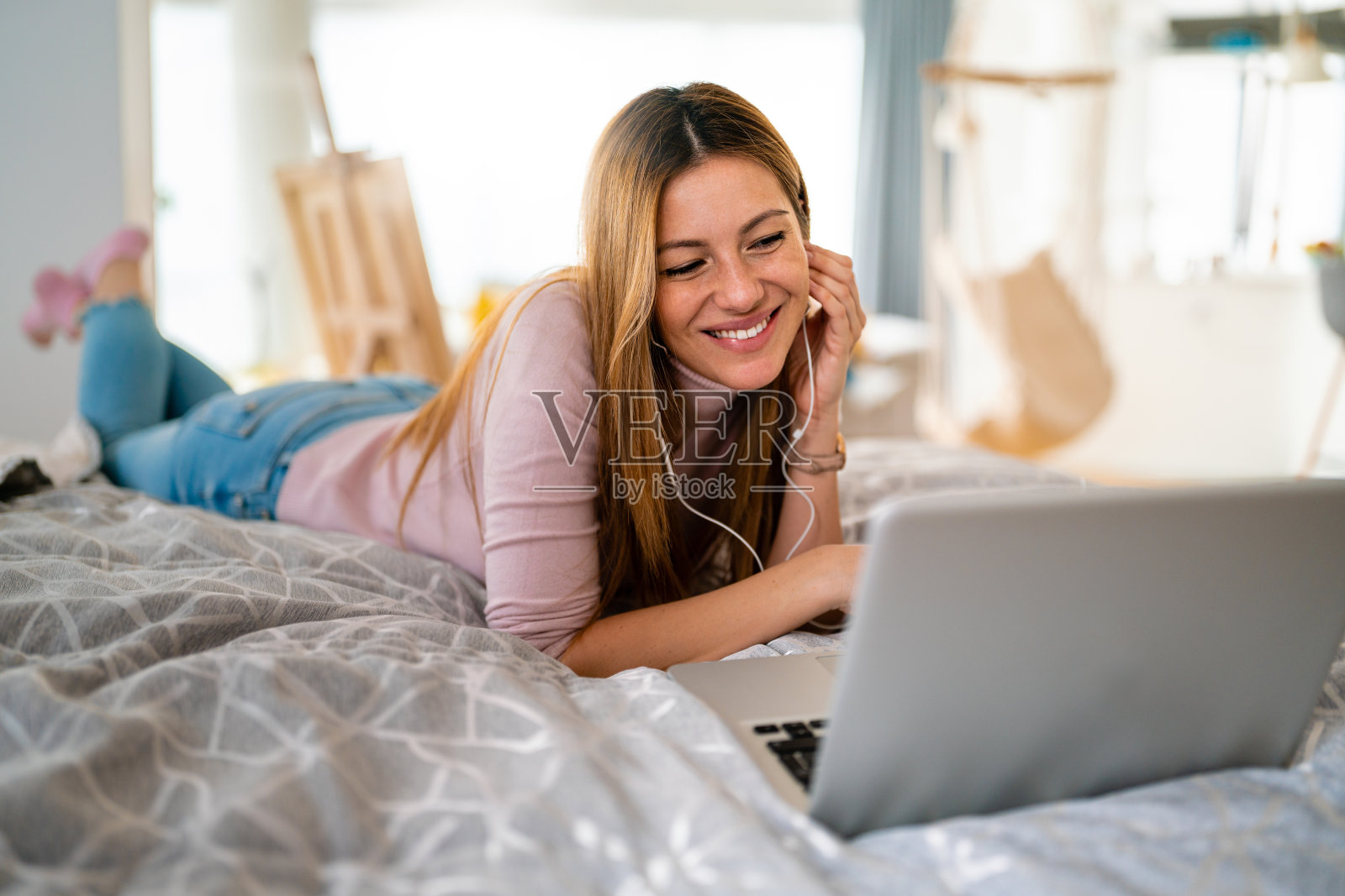 快乐的女人使用笔记本电脑，平板电脑，电脑在家里照片摄影图片