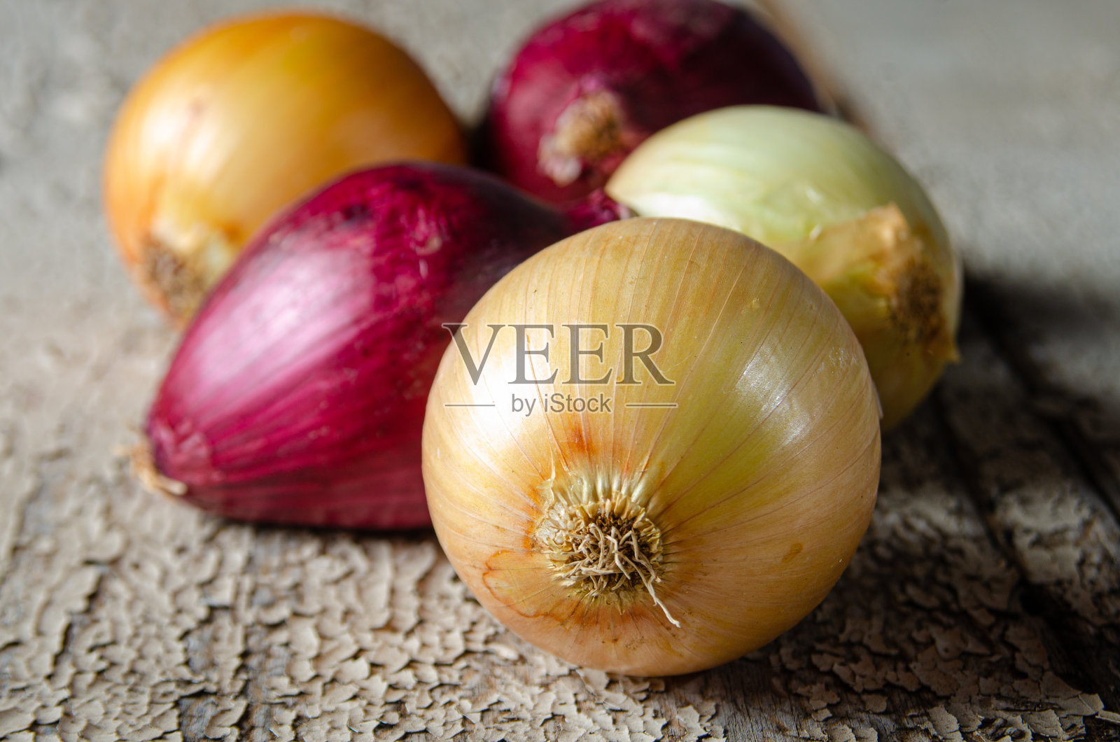 古老的乡村木材上的香料和谐的排列照片摄影图片