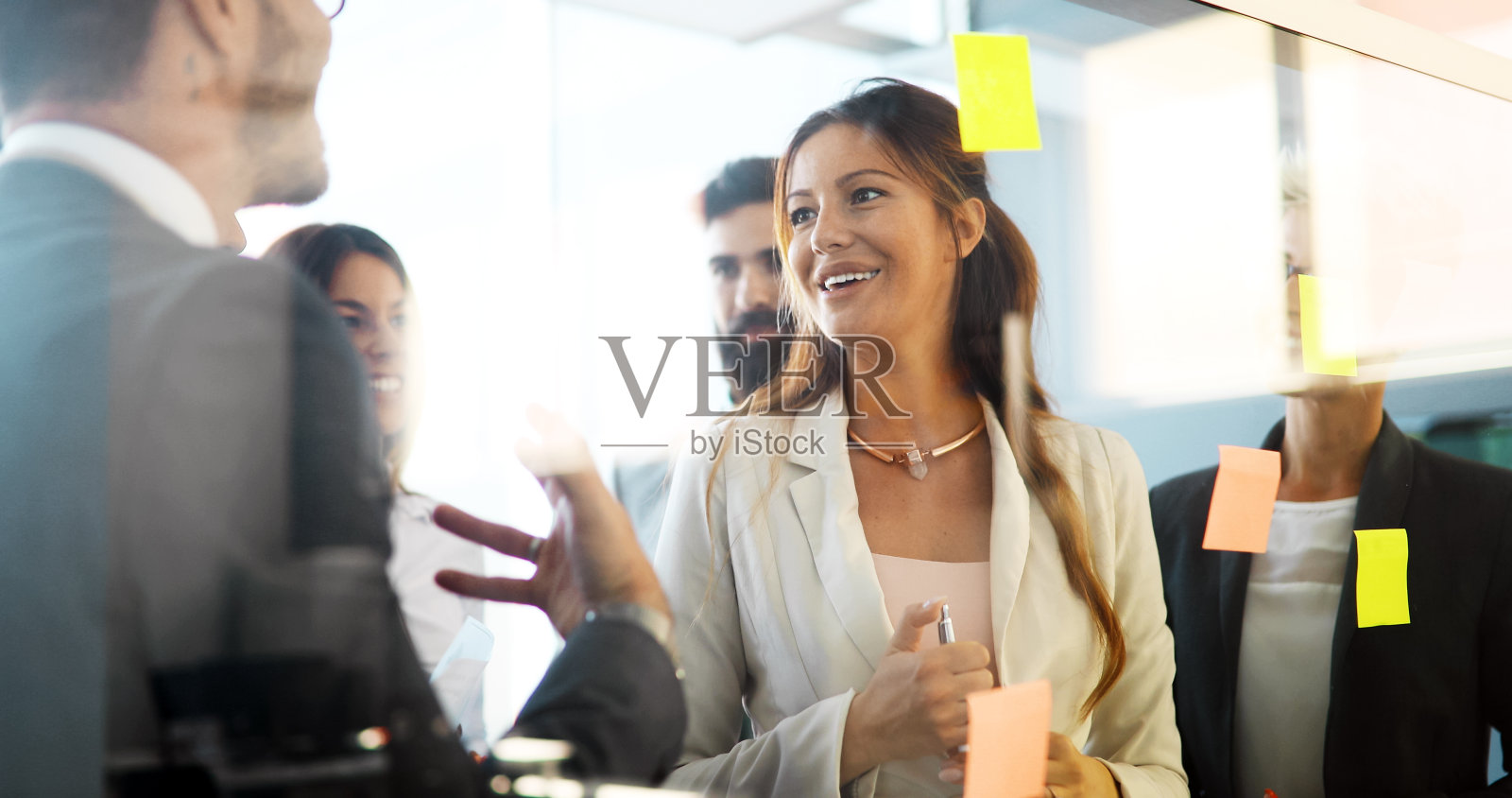 在办公室从事商业项目的有创造力的商业人员照片摄影图片