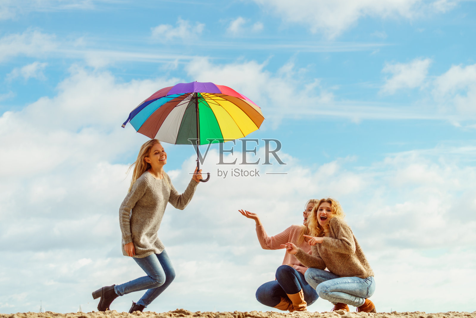 女人撑着伞和朋友玩照片摄影图片