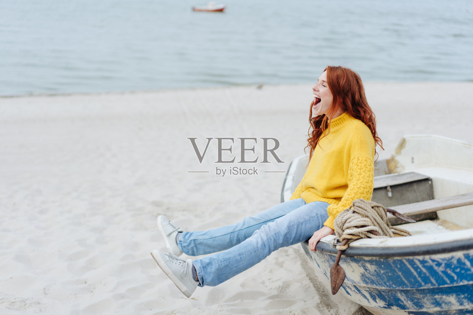 年轻活泼的红头发女人照片摄影图片