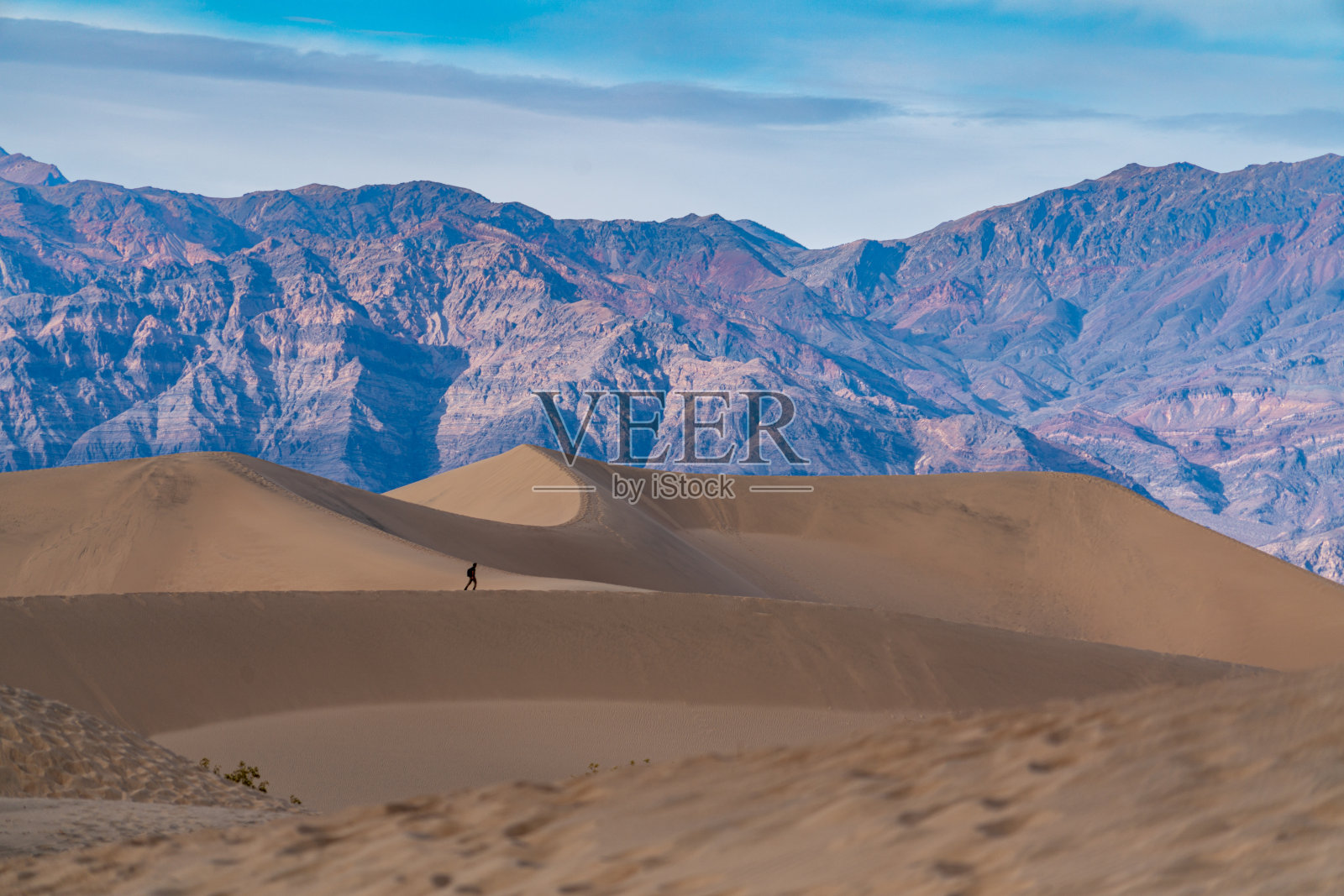 沙丘的徒步旅行者照片摄影图片