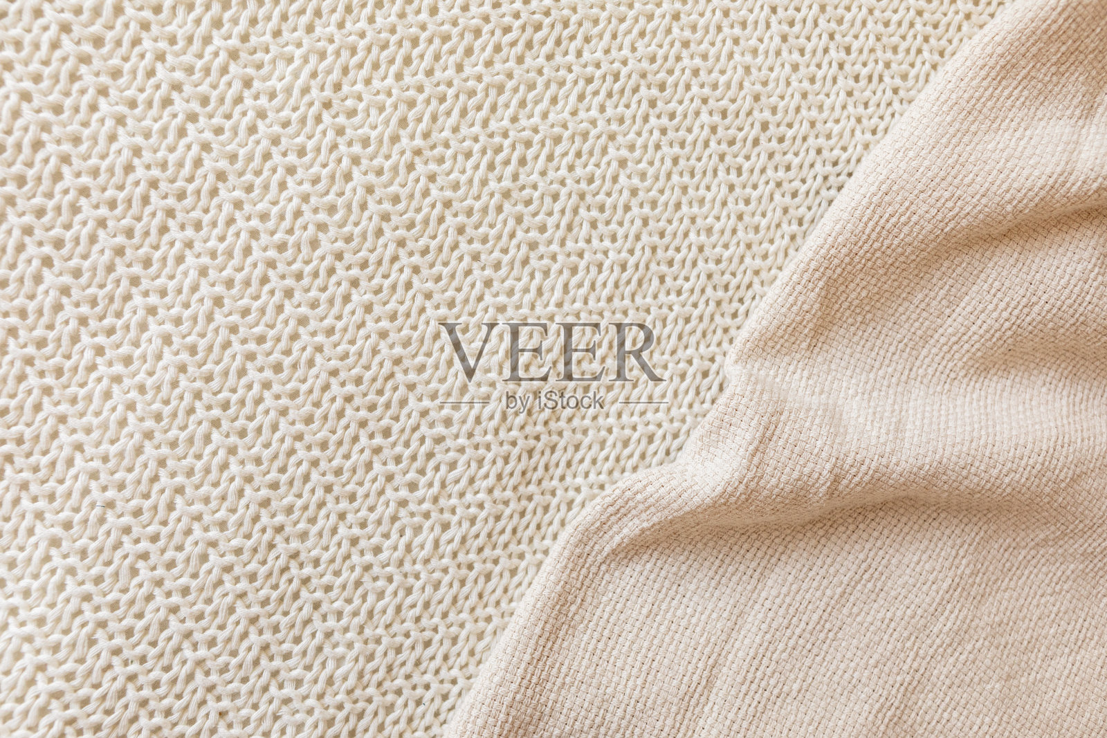 两条柔软的米色针织毯子斜躺在复印空间照片摄影图片