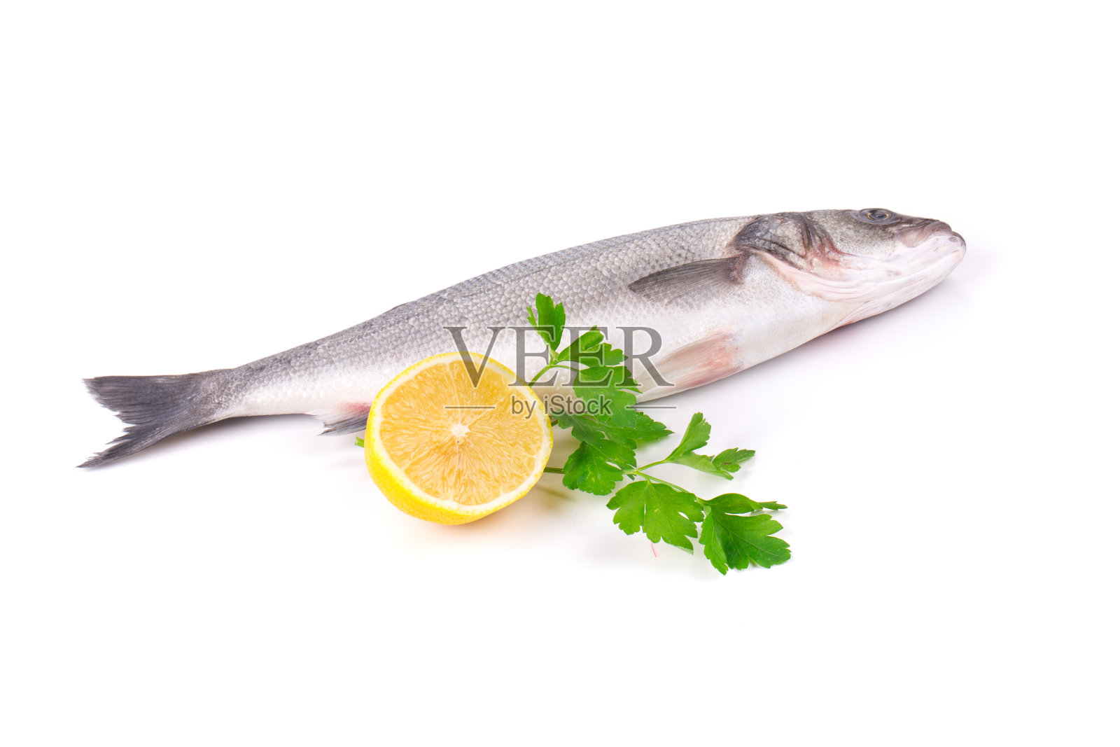 新鲜的鲈鱼加柠檬。照片摄影图片
