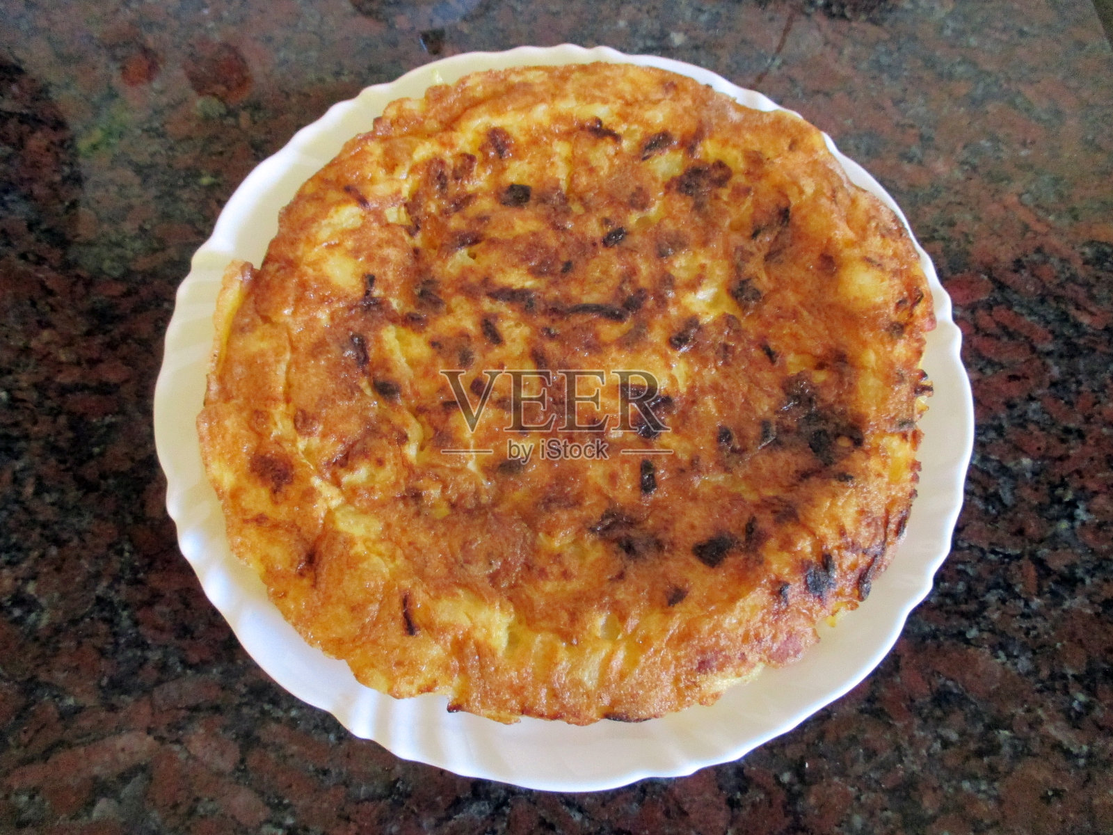 自制土豆煎蛋卷。照片摄影图片