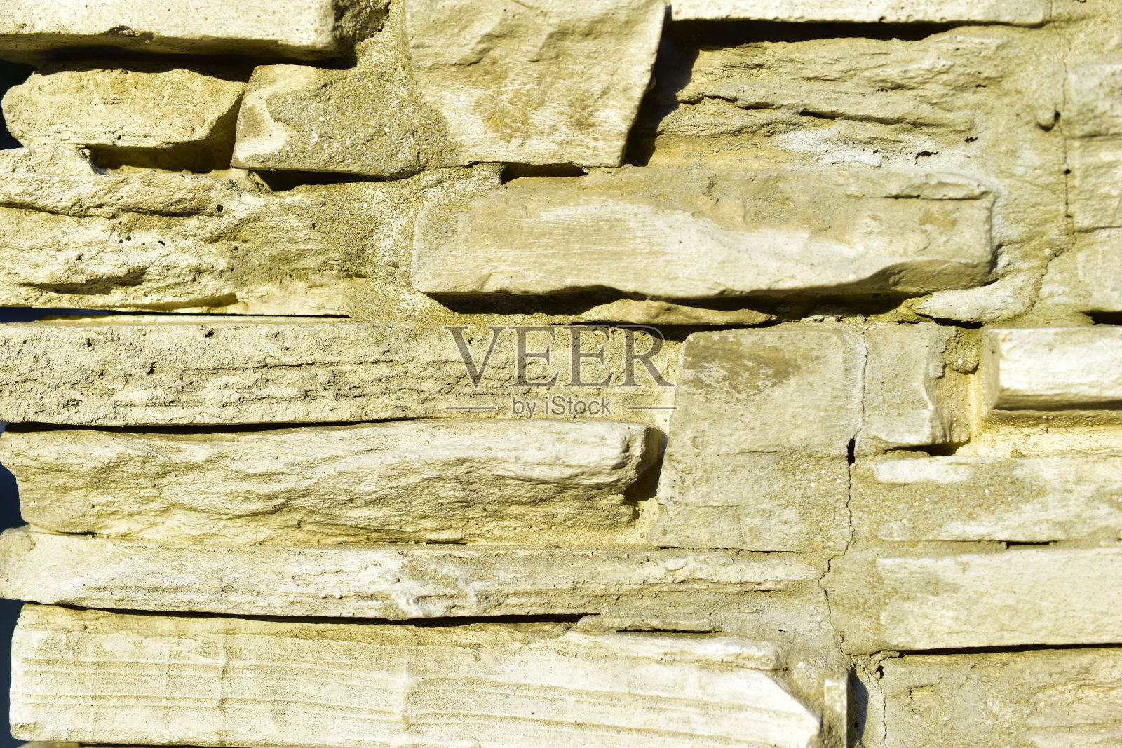以砂岩的形式用粗糙的黄色石头砌筑照片摄影图片