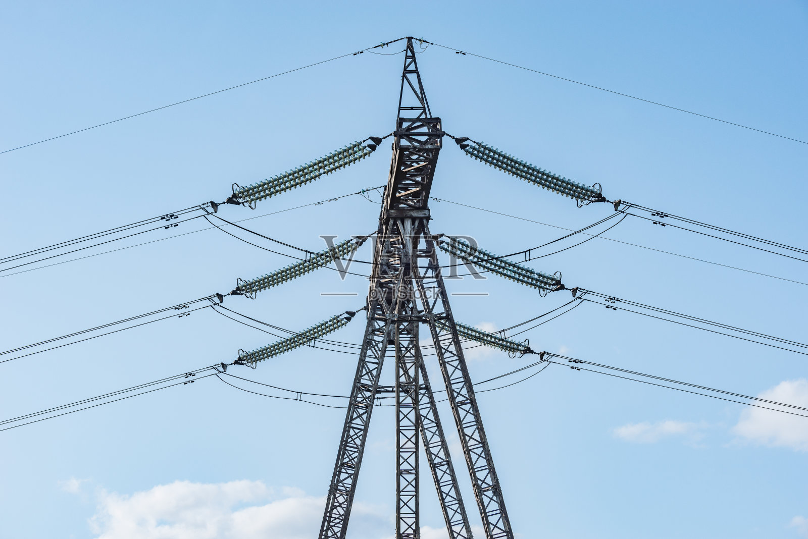 蓝天背景上的高压塔。照片摄影图片