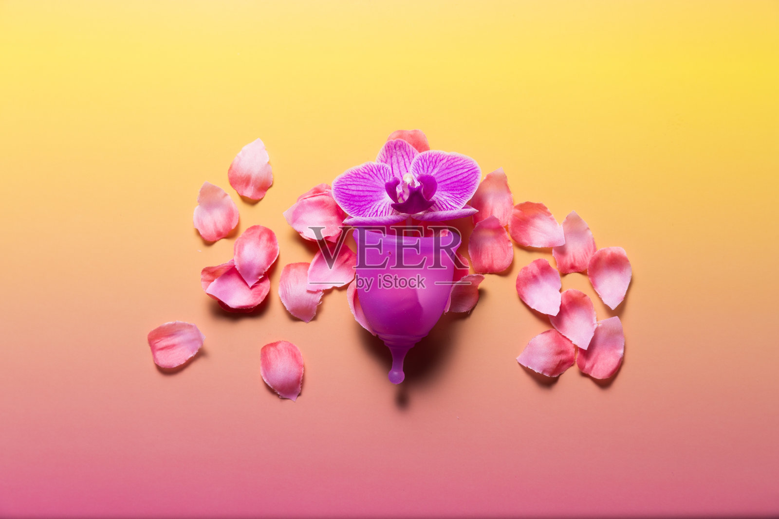 亮粉色背景的女性卫生用品照片摄影图片