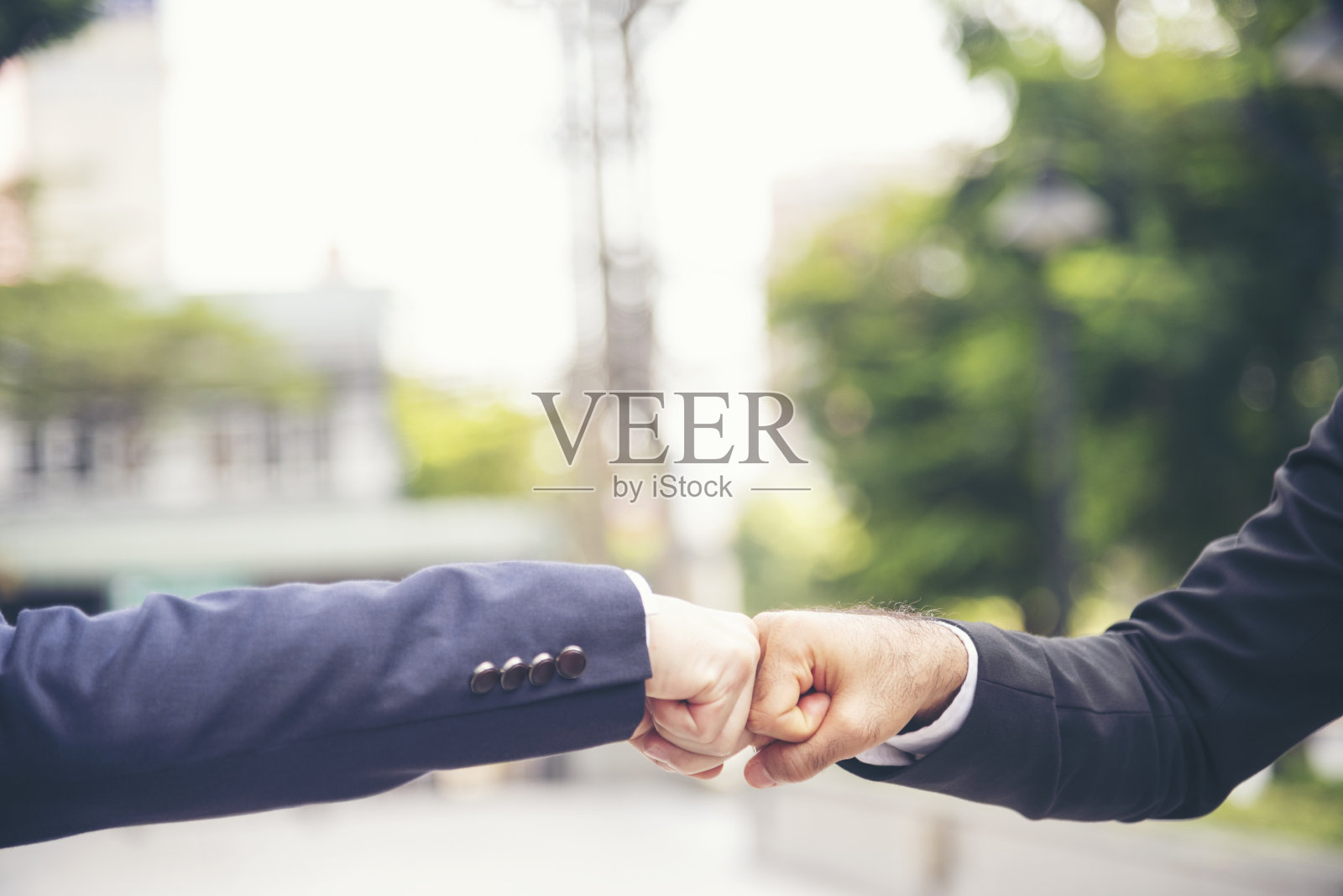 合作伙伴商业信任团队合作伙伴关系。行业承包商拳头碰交易任务业务。任务小组会议小组的人拳头碰碰手在一起。企业信任团队合作理念照片摄影图片